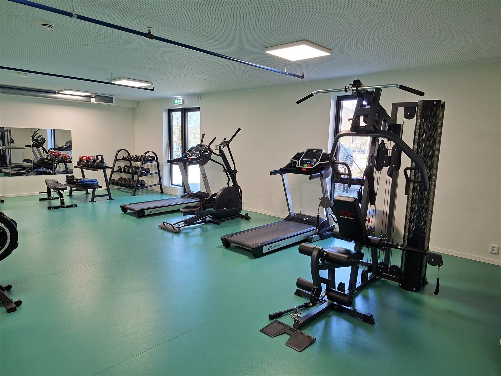 Gratis treningsrom med mange apparater Galleribilde