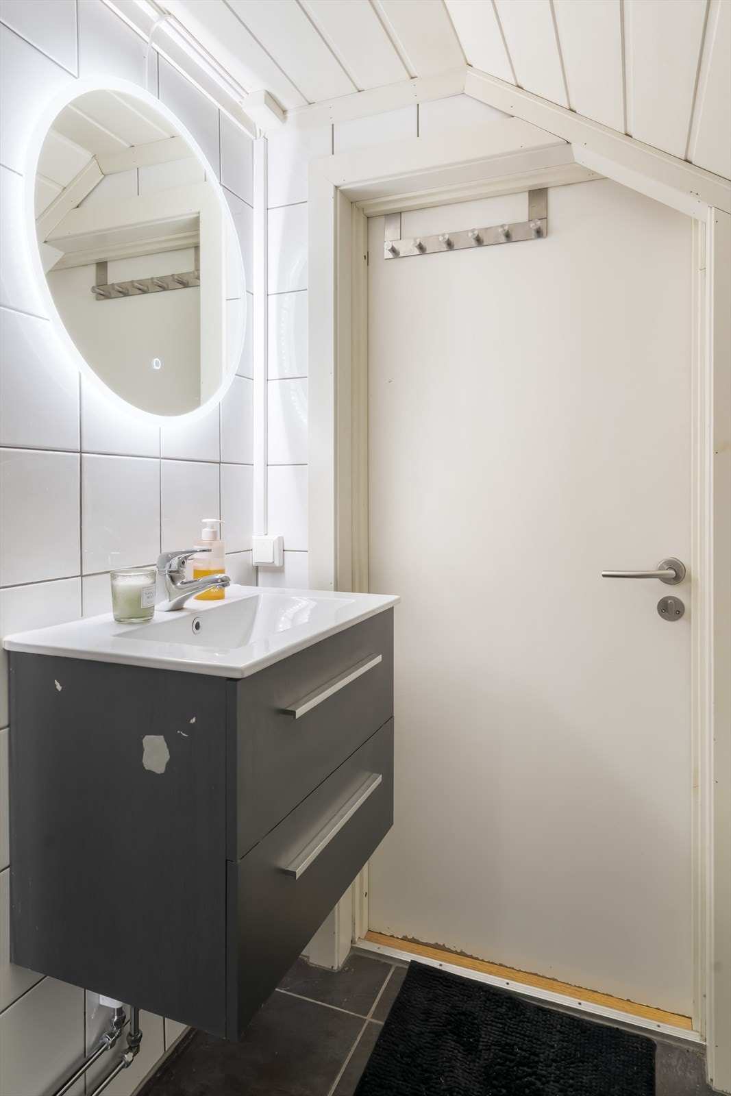 Det er i tillegg mdf panel i tak og fliser på vegger og gulv. Elektriske varmekabler i gulv. Galleribilde