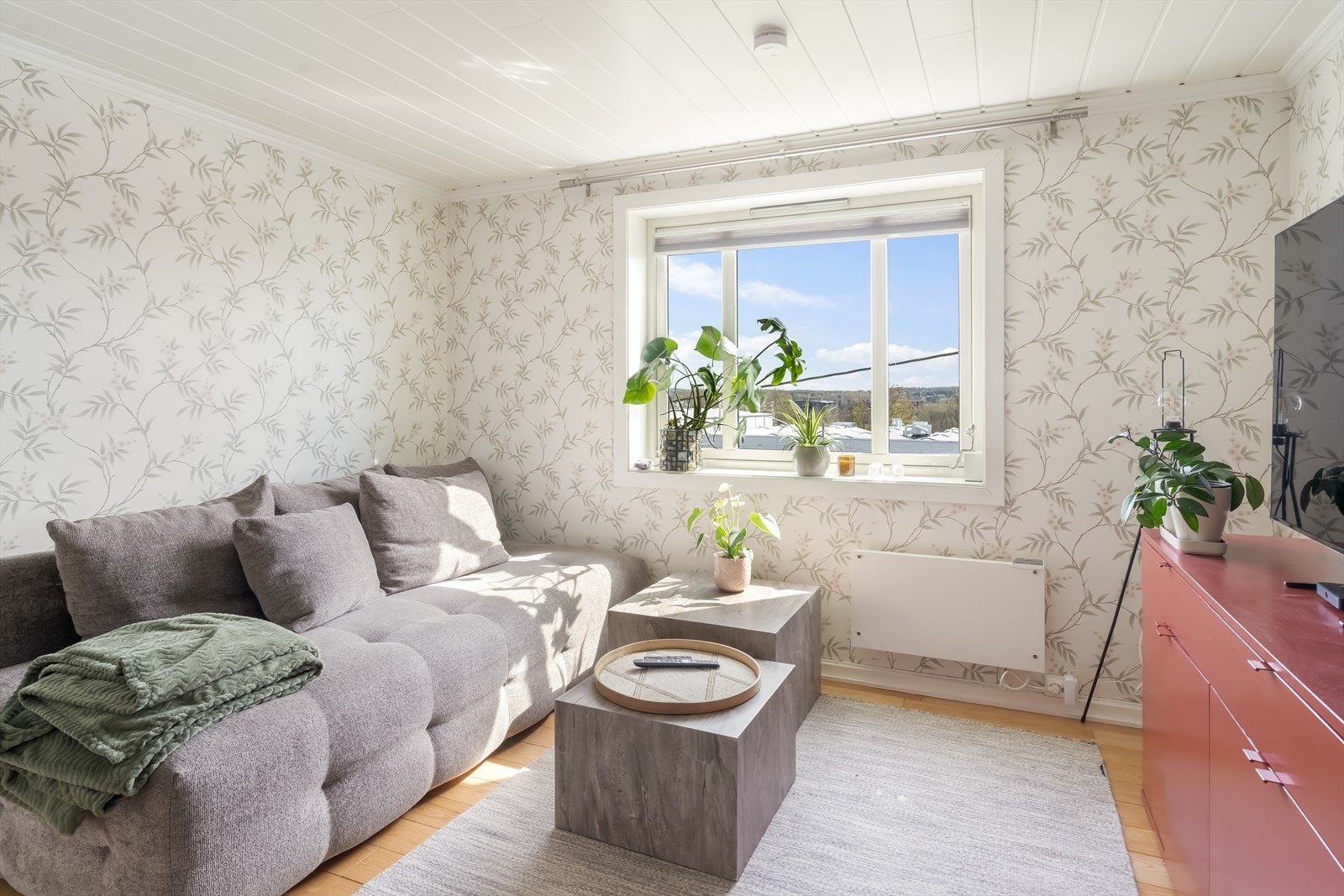Det slippes rikelig inn med naturlig lys, som skaper en lys og god atmosfære i rommet. Galleribilde
