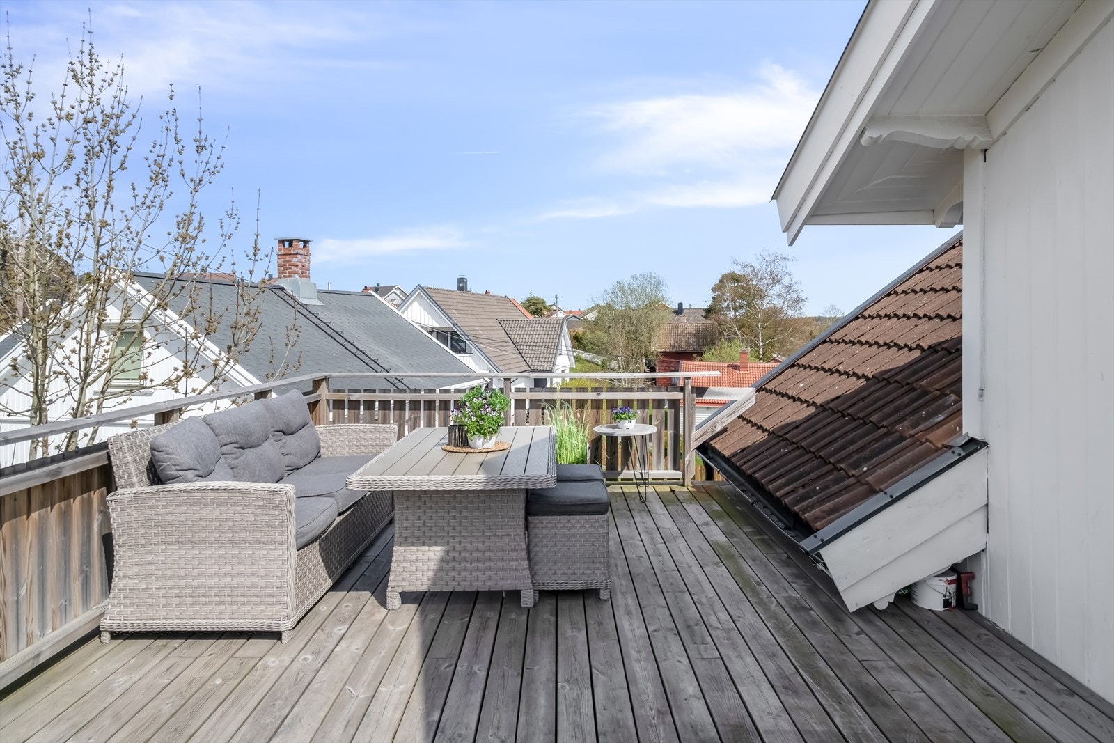 Takterrassen er romslig, solrik og lett å møblere. Galleribilde
