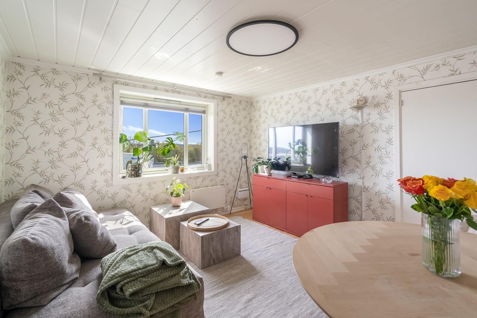 Stuen har plass til sofagruppe, spisebord og mer. Galleribilde