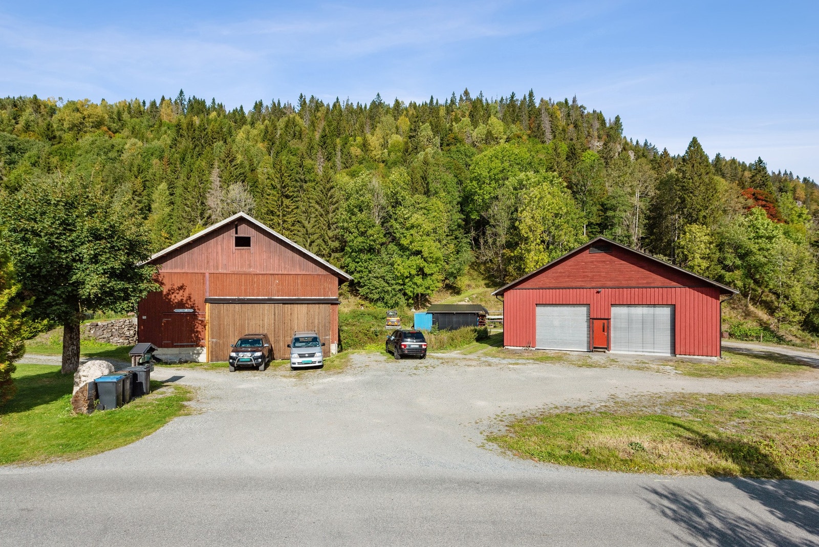 På tunet er det også en låve/sauefjøs, et verksted/garasje, utelager med tak, og ei hytte fra tidlig 1900-tallet. Låven/sauefjøset ble i 2018 bruksendret for utleie og diverse muligheter. Galleribilde