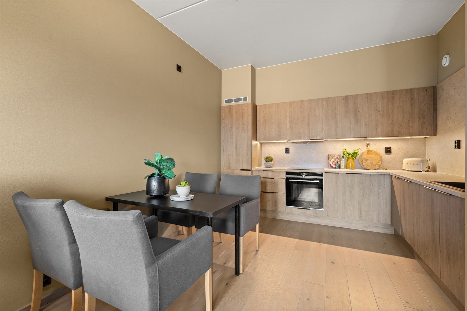 Leiligheten er fra 2022 og har en gjennomgående høy standard, med vannbåren gulvvarme og balansert ventilasjon. Galleribilde