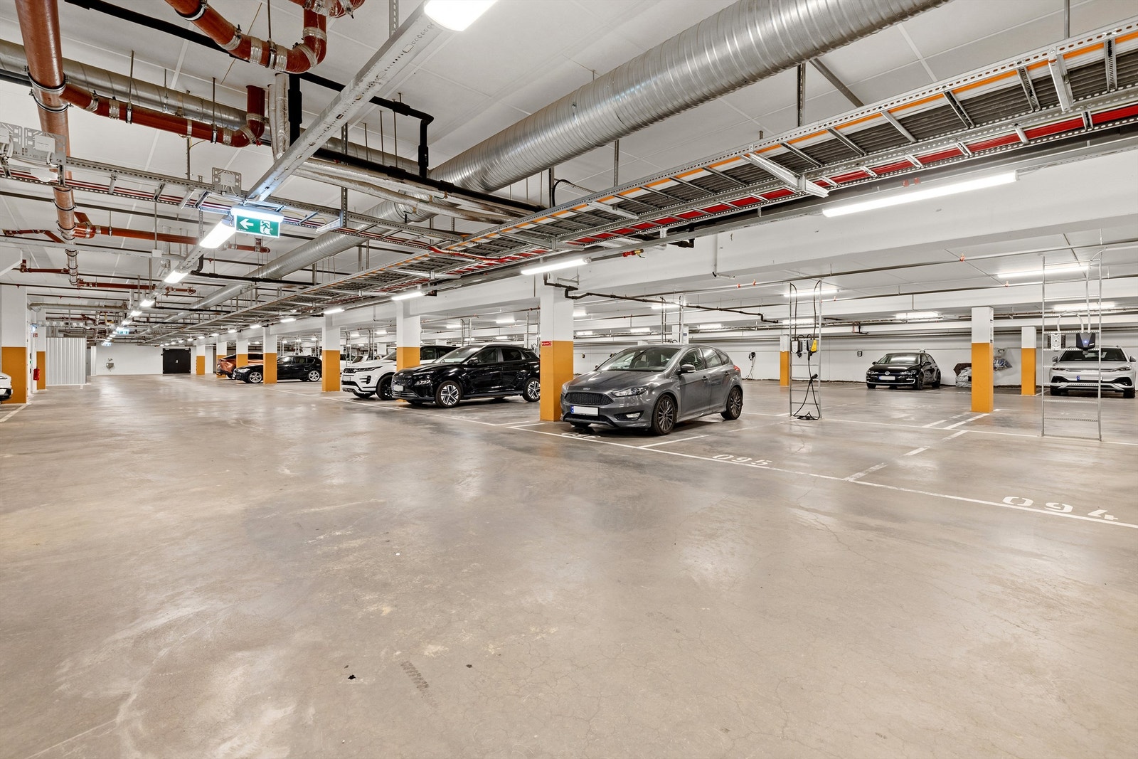 Leiligheten disponerer en fast parkeringsplass med lader(nr. 114) i felles garasjeanlegg. Galleribilde