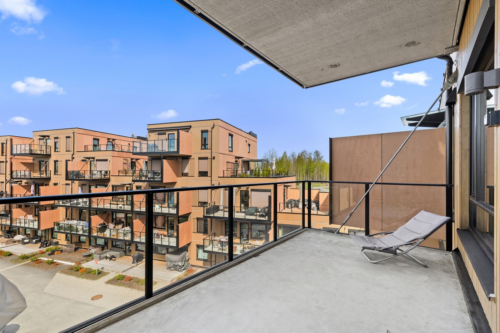 Fra stuen har du utgang til en herlig vestvendt balkong med gode solforhold. Her kan du nyte ettermiddags- og kveldssolen, og balkongen blir et naturlig samlingspunkt på varme dager. Galleribilde
