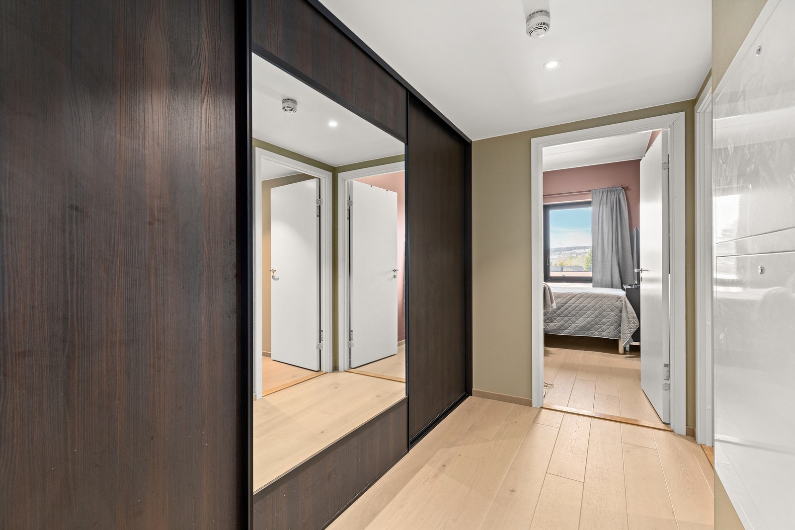 Entrèn har stor skyvedørsgarderobe med rikelig plass for oppbevaring Galleribilde