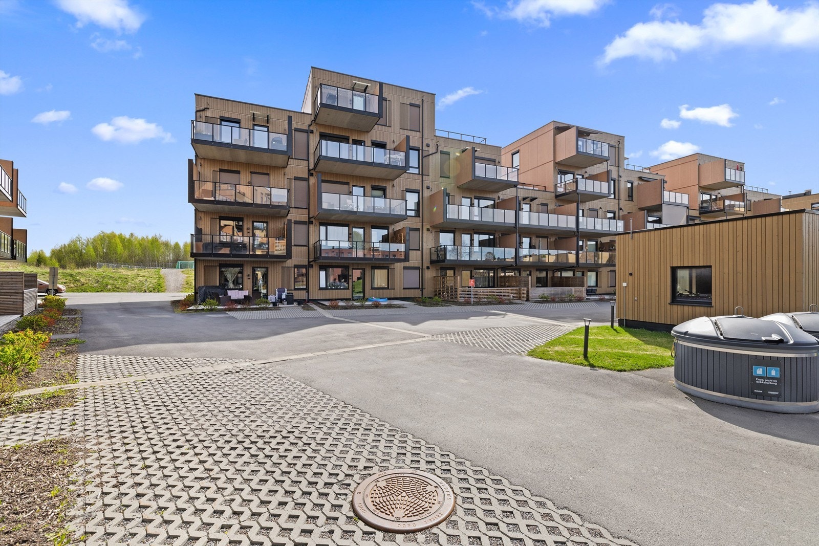 Bygget er fra 2022 og har en moderne arkitektur med fasader kledd i stående trekledning. Galleribilde