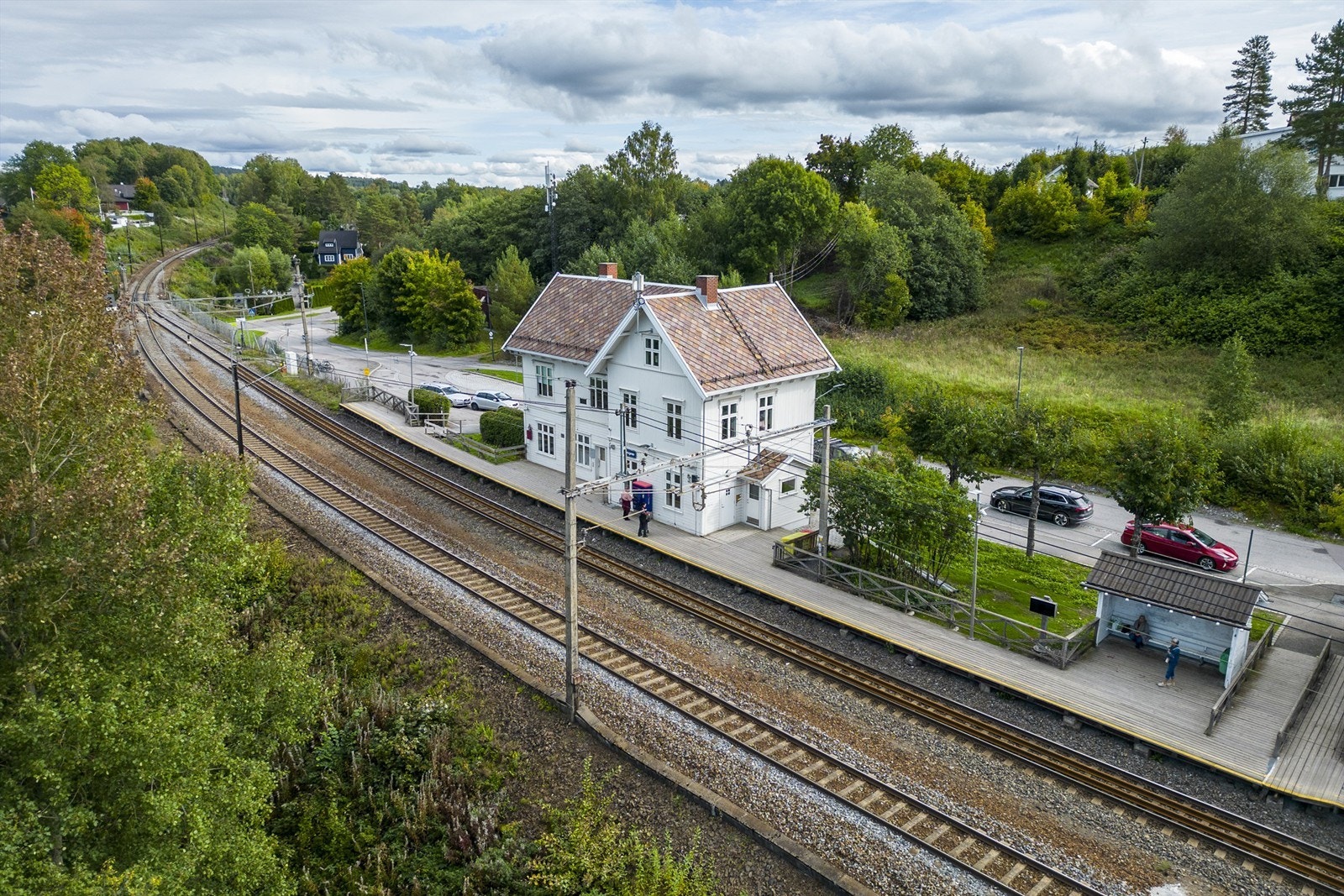 Fra Frogner stasjon, kun 12 minutters gange unna, tar toget deg effektivt videre. Galleribilde