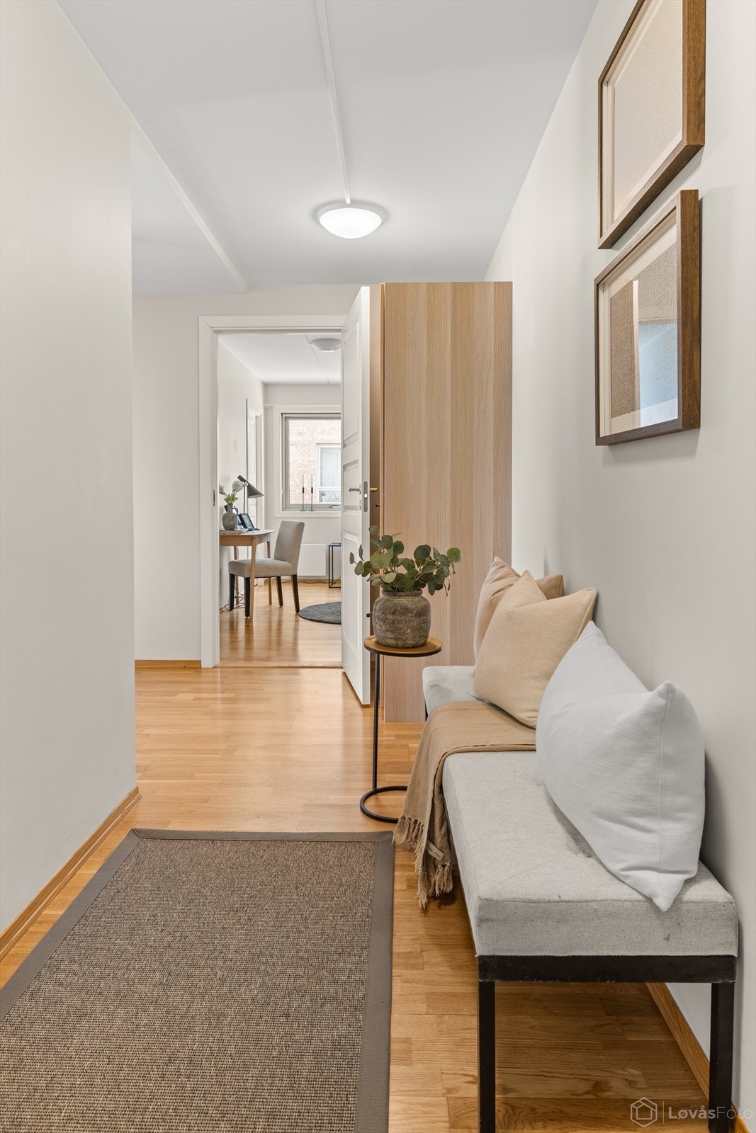 Gangen knytter sammen soverommene og oppholdsrommene. Leiligheten har både en innvendig og en ekstern bod. Galleribilde