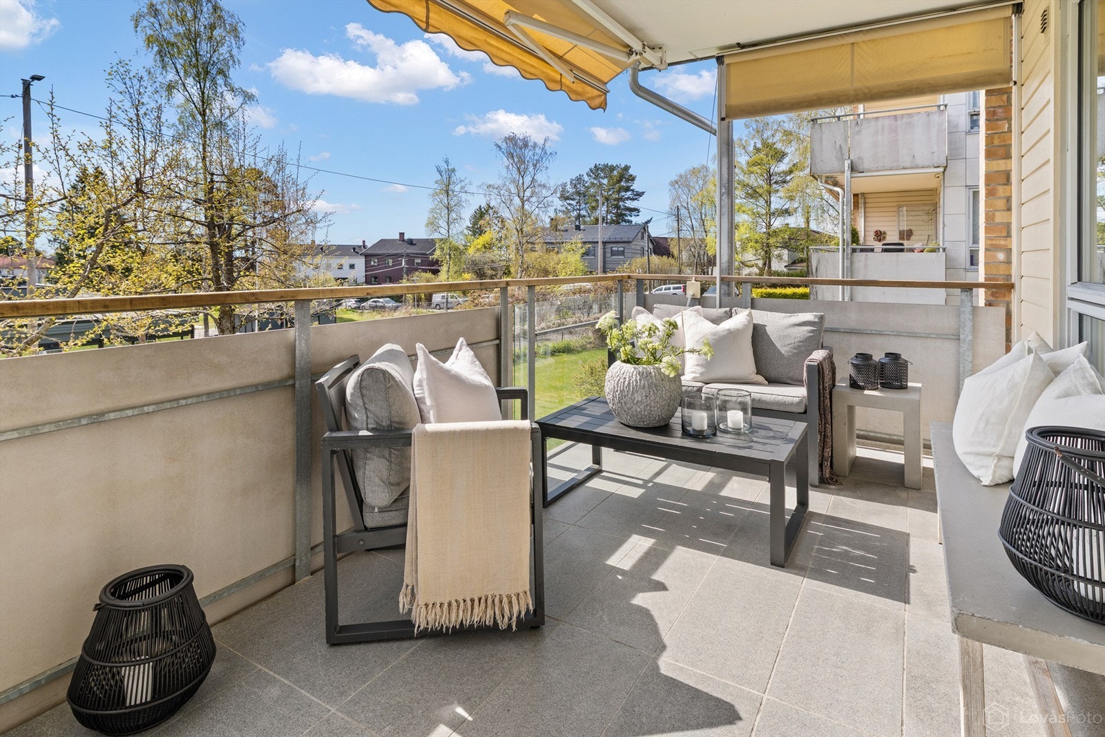 Fra stuen er det utgang til en romslig, sydvendt balkong på 9 m² med flislagt gulv. Galleribilde
