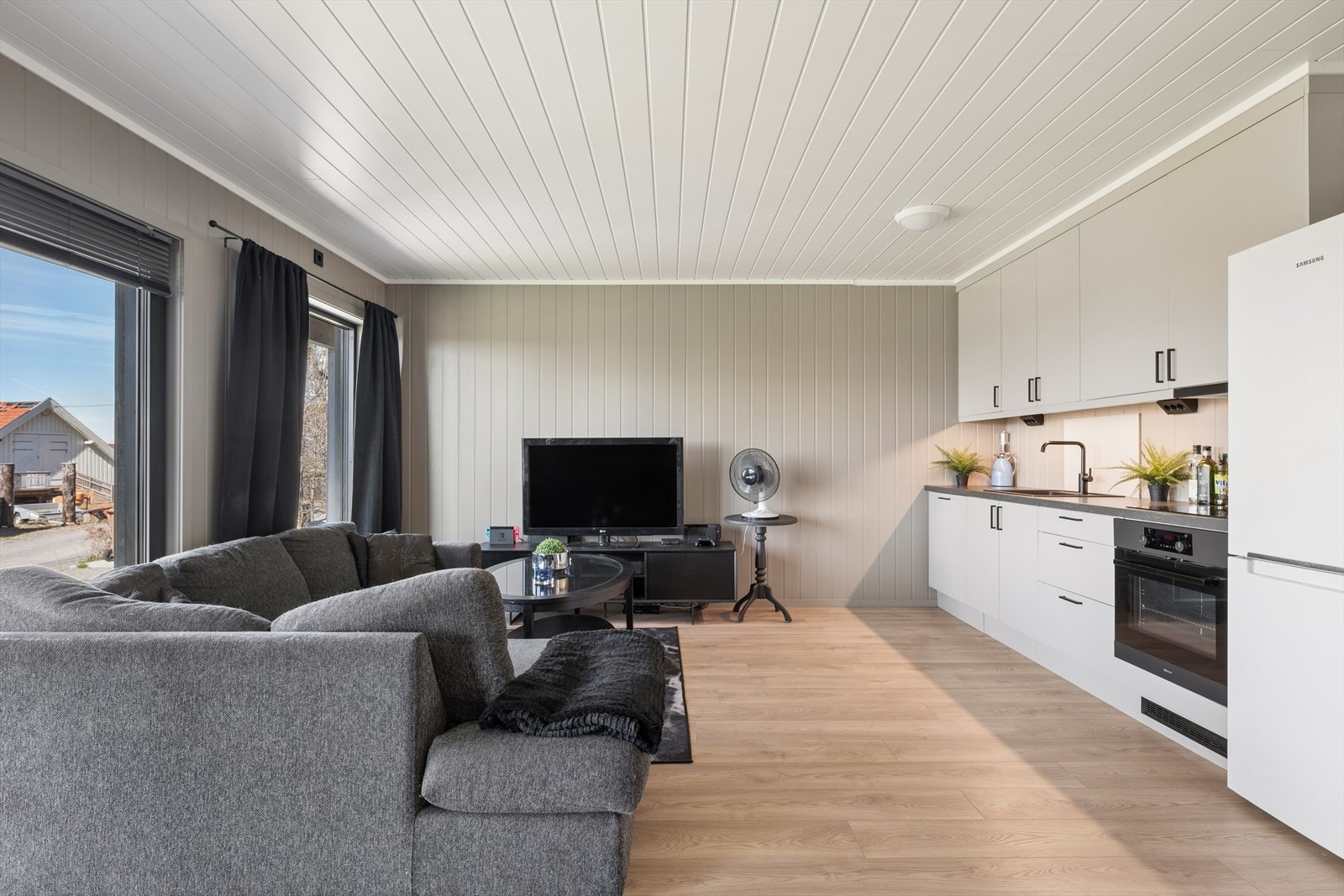 Åpen stue- og kjøkkenløsning, 2 soverom, bad og bod. Galleribilde