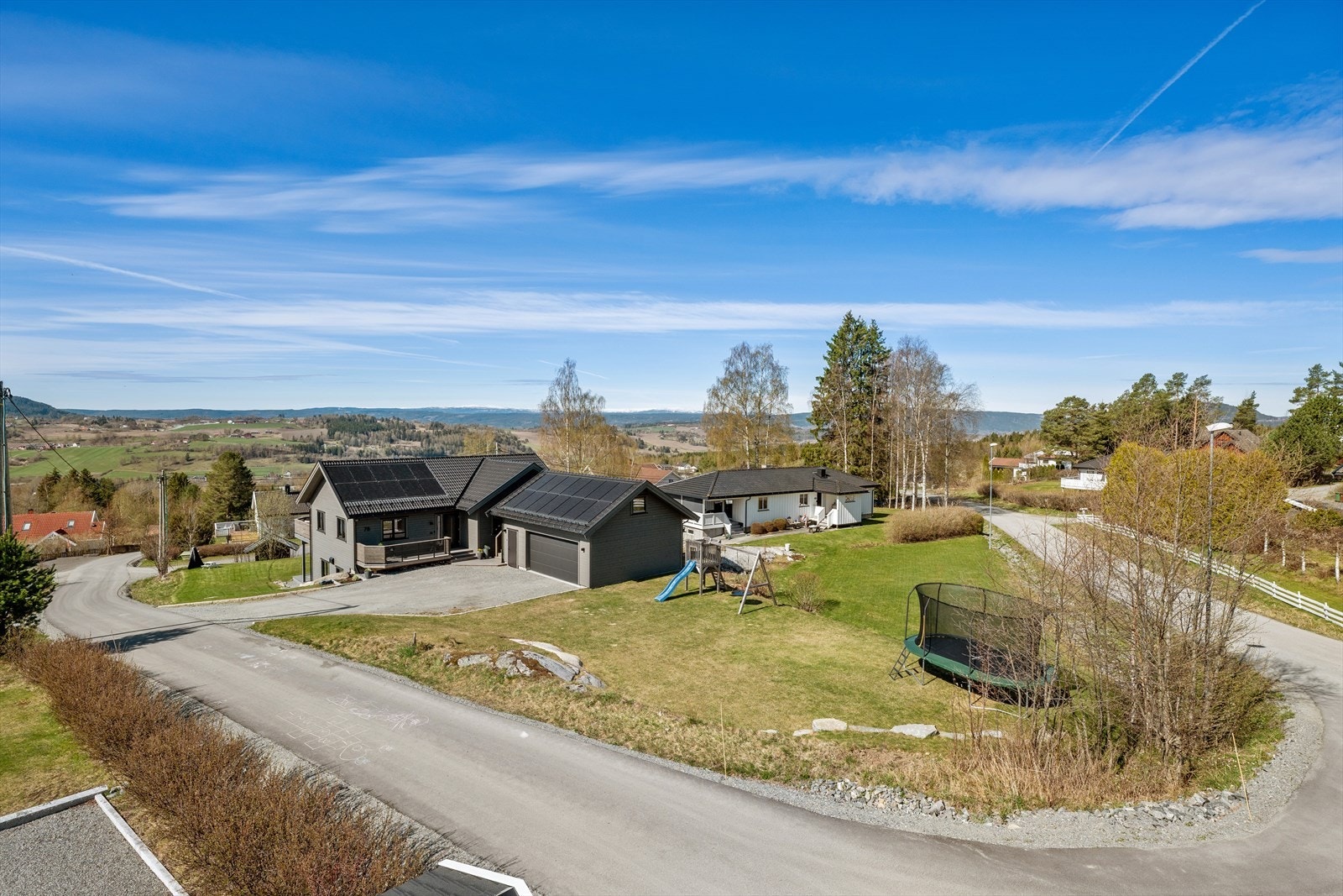 Gode uteområder på overside og nedsiden av eiendommen. Galleribilde