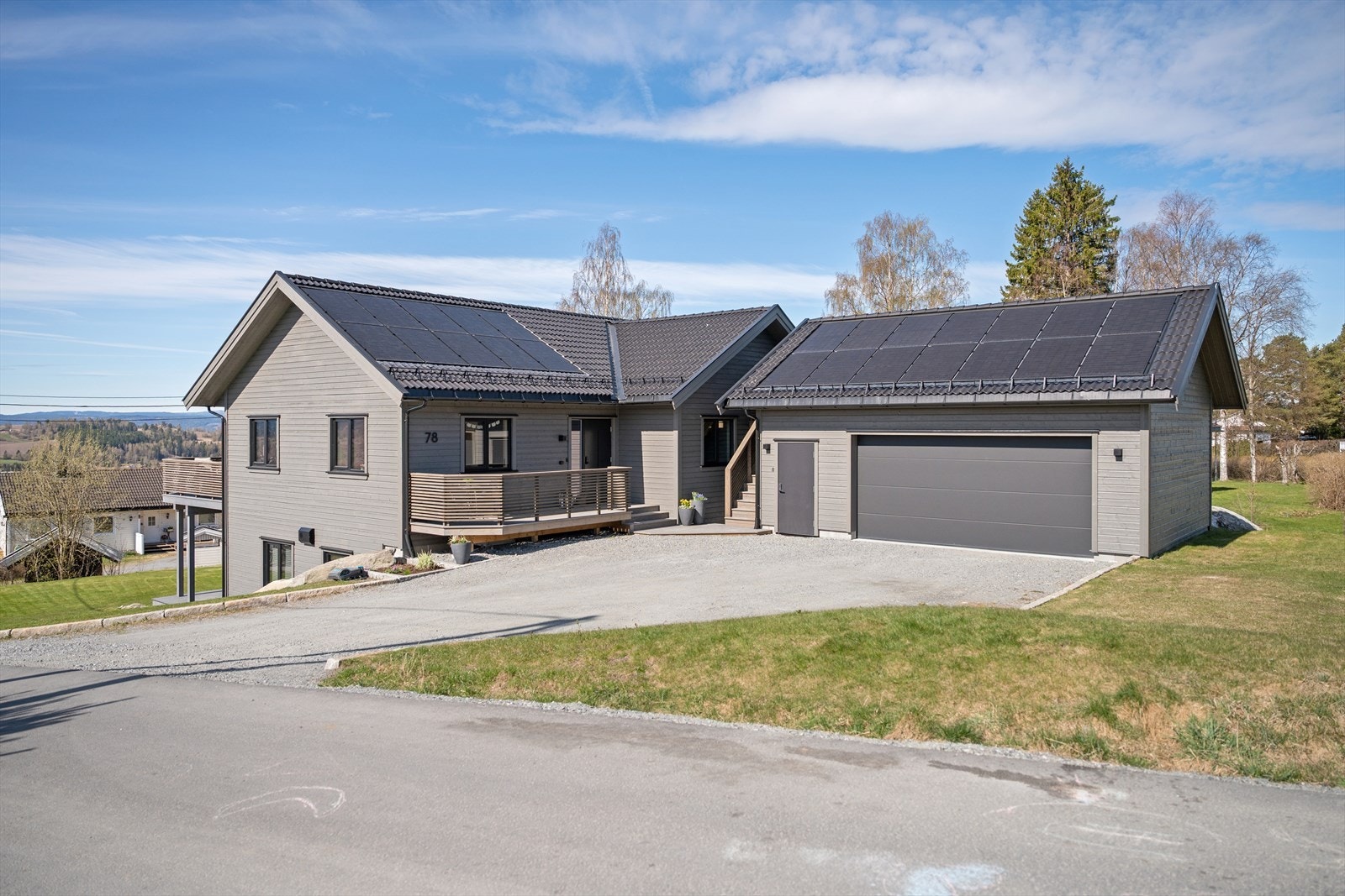Boligen ble oppført i 2023 og har bergvarmepumpe, energibrønn og vannbåren varme med smartstyring! Galleribilde