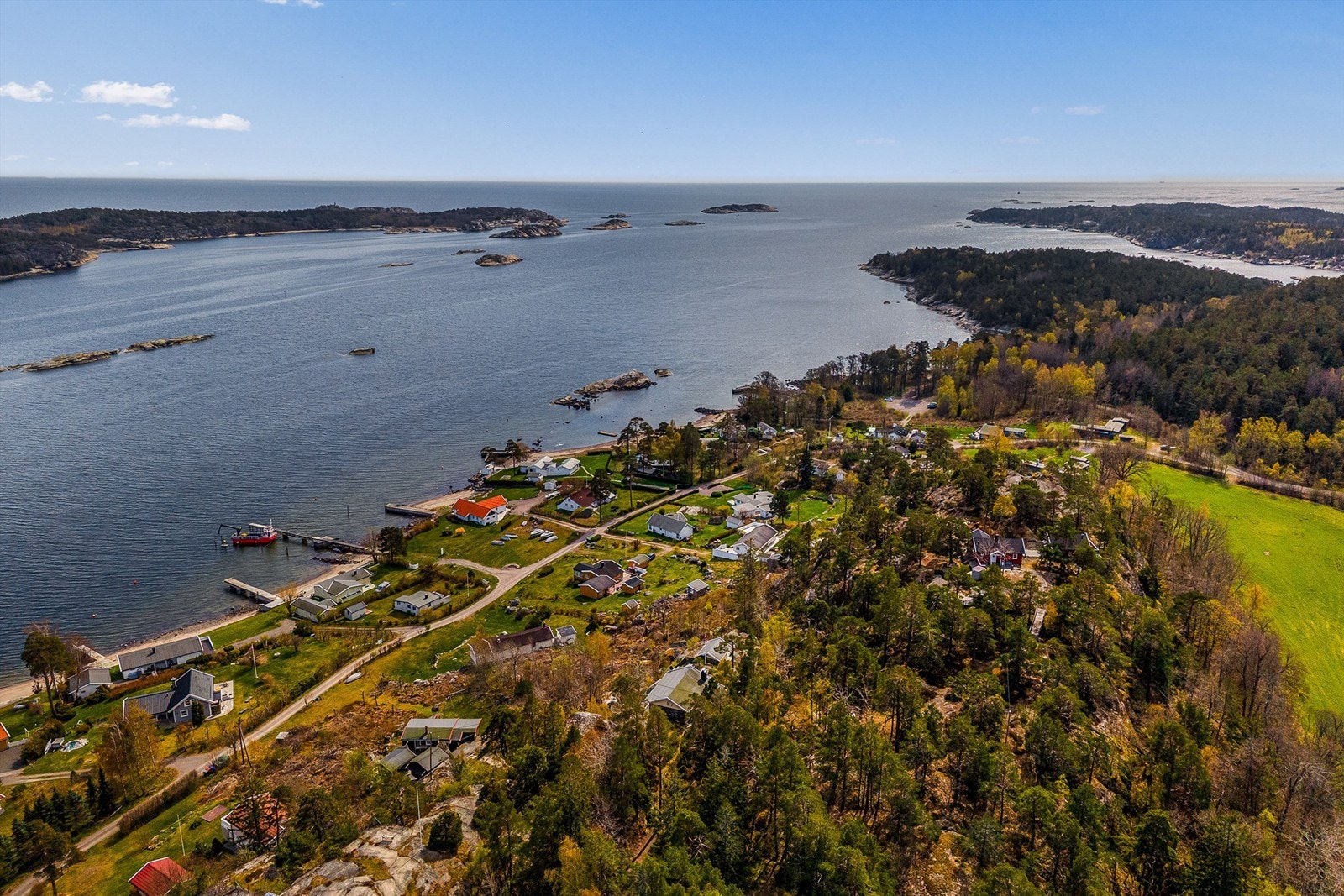 Området et lite sommerparadis for både store og små. Flotte tur -og rekreasjonsområder i umiddelbar nærhet. For ungdommen er det greit å vite at Vøra badestrand og Langeby ligger i sykkelavstand. Galleribilde