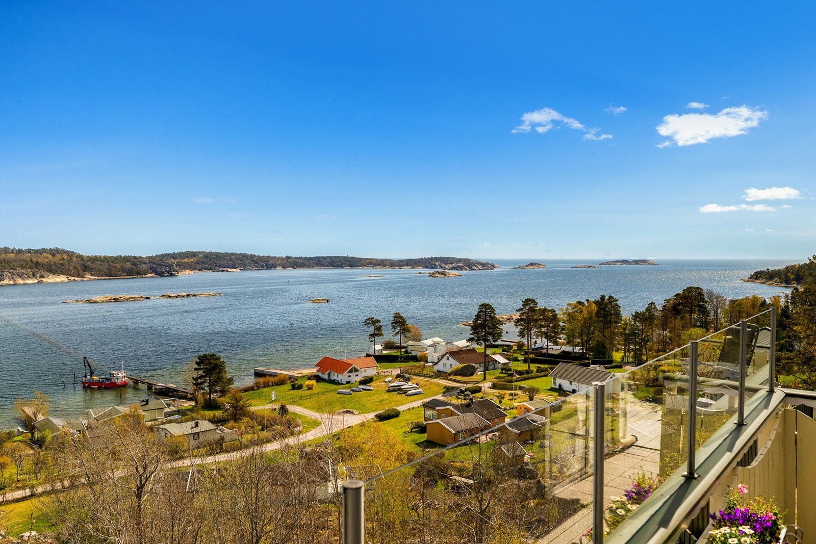 Fra hyttas terrasse får du en vidstrakt utsikt over Mefjordens holmer og skjær. Galleribilde