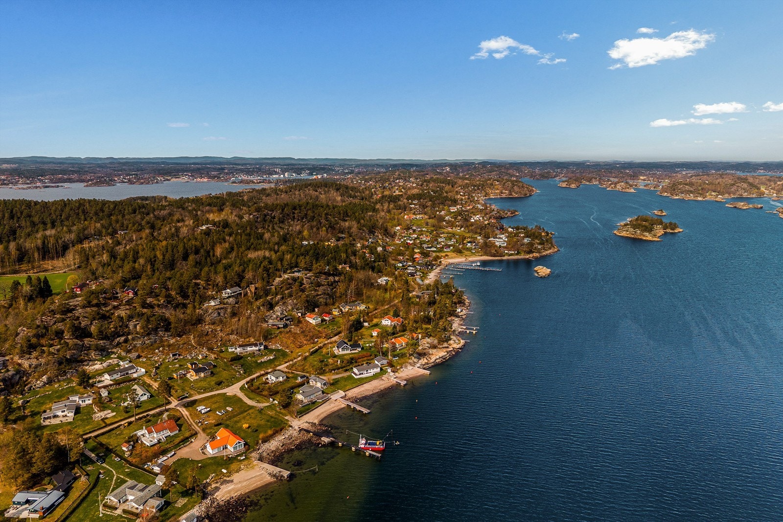 Dersom båtlivet med Mefjordens flotte holmer og skjær frister, er det kort vei til felles brygge (mulighet for båtplass/båtfeste), samt fellesområder nede ved sjøen. Her er det gode bademuligheter både fra fellesbryggen eller fra strand. Galleribilde