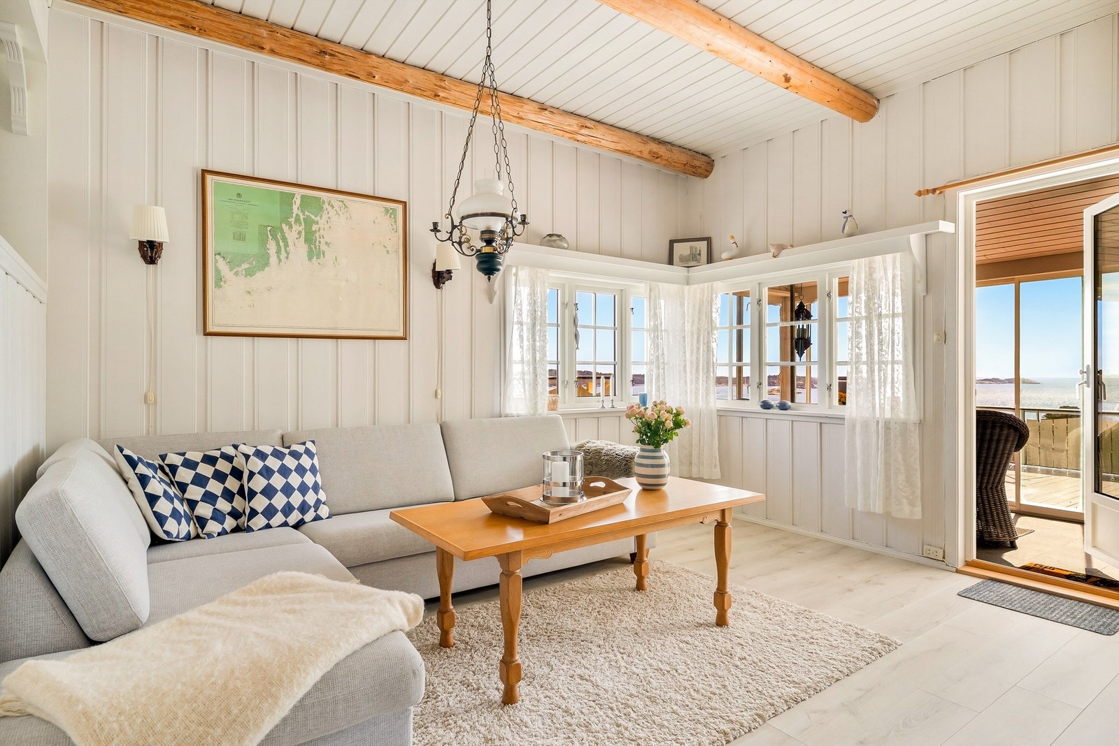Fra stuen er det direkte utgang til den innglassede terrassen. Galleribilde