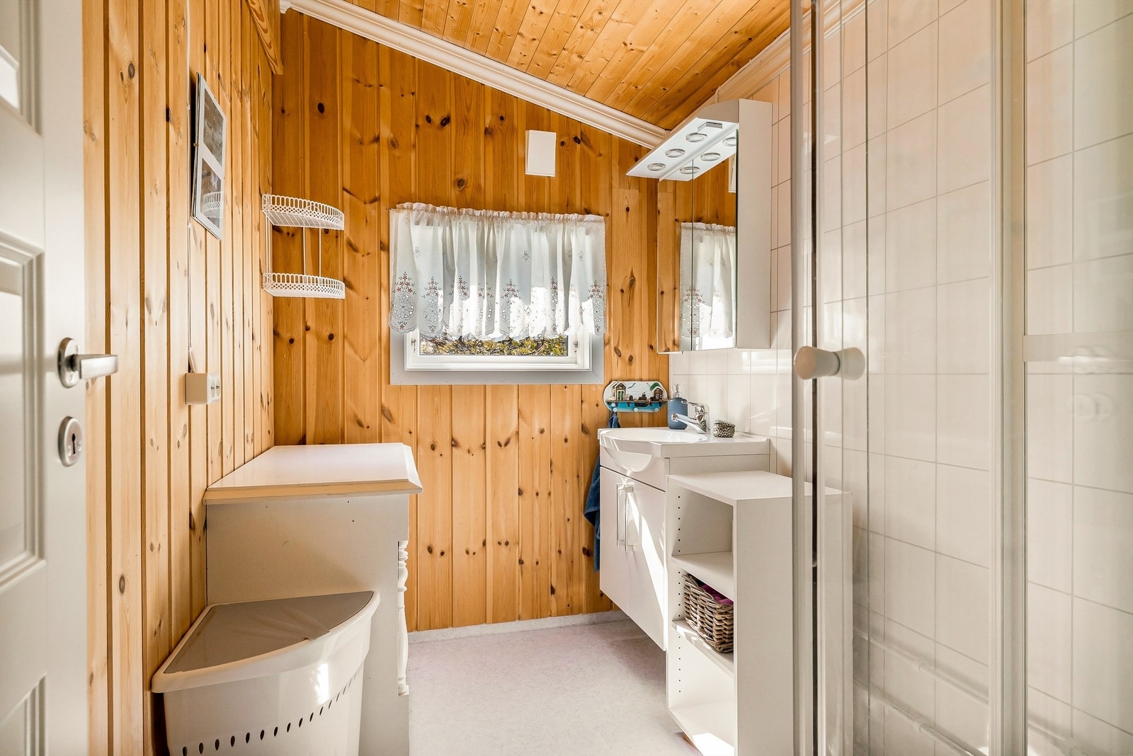Badet/dusjrommet er innredet med servant, speil, overlys og dusjkabinett. Vinduene her ble skiftet i 2014. Det er ikke innlagt vann i selve hytta, men vannpost med sommervann. Det er montert hyttevannopplegg med en vanntank. Galleribilde