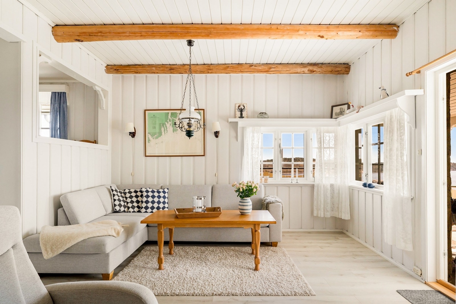 Hjørnevinduene i stuen slipper inn rikelig med lys og rammer inn utsikten. Vinduene her ble byttet i 2004. Galleribilde