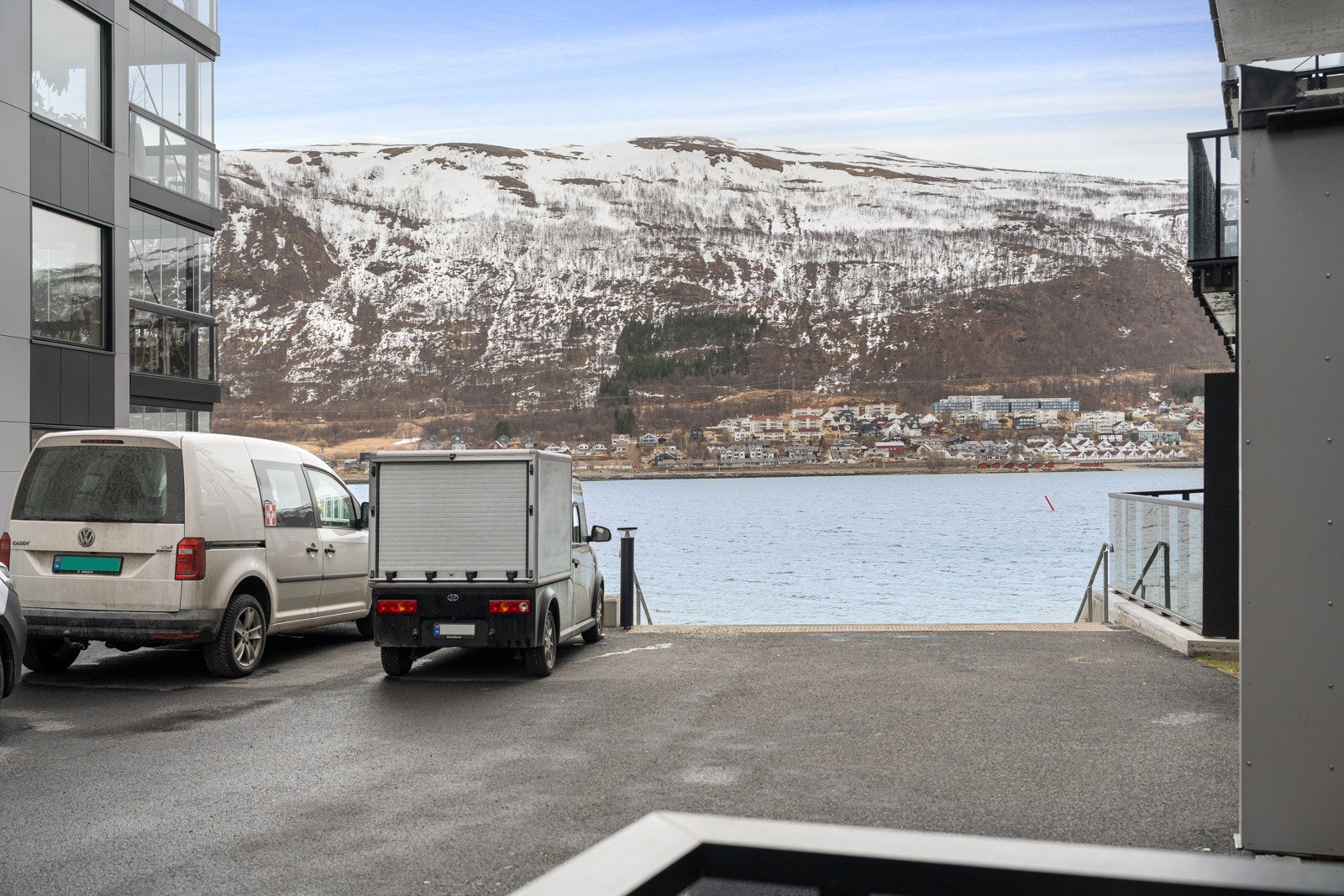 Flott utsikt mot sjøen og over til fastlandet.