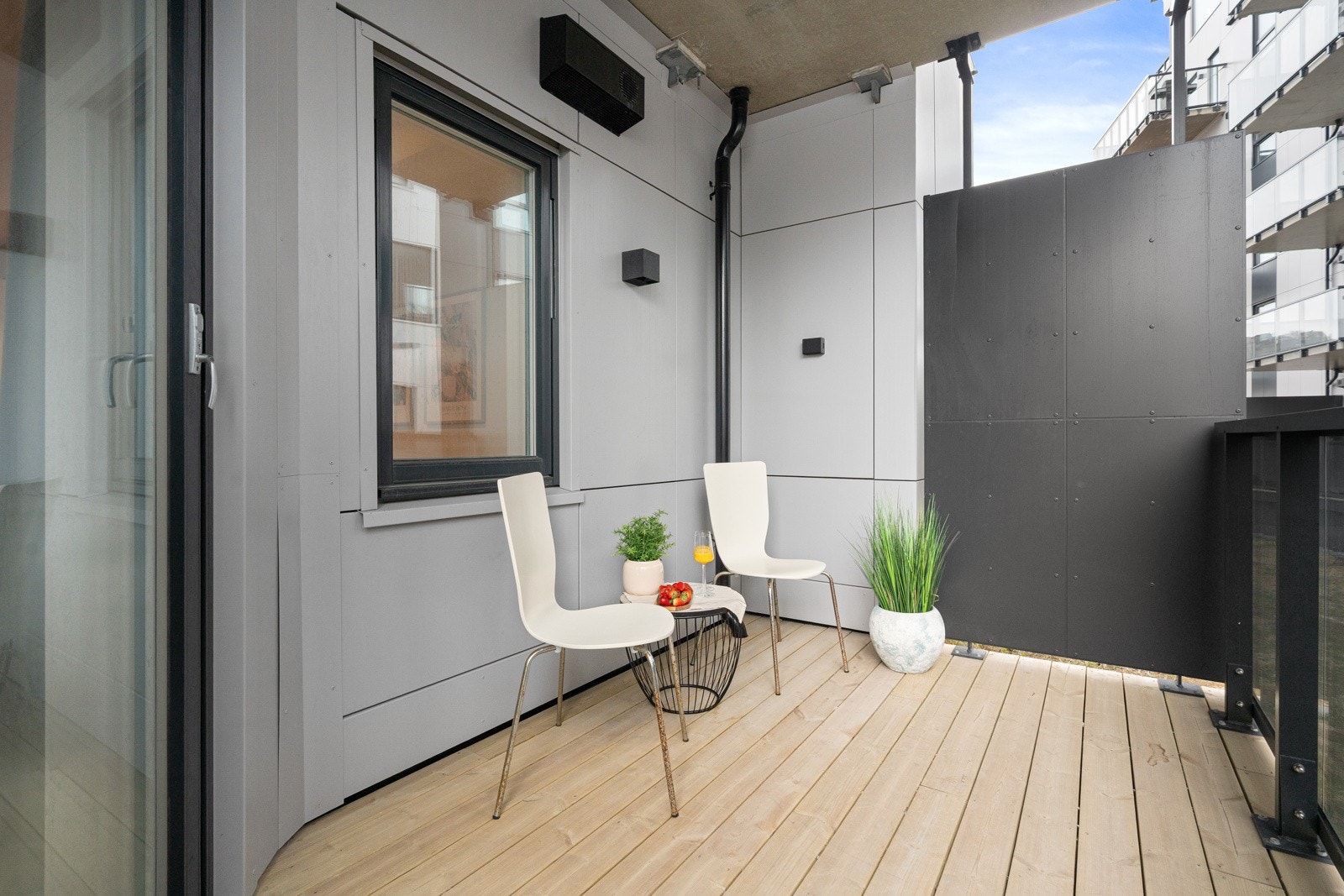 Takoverbygd terrasse med god plass til utemøbler.