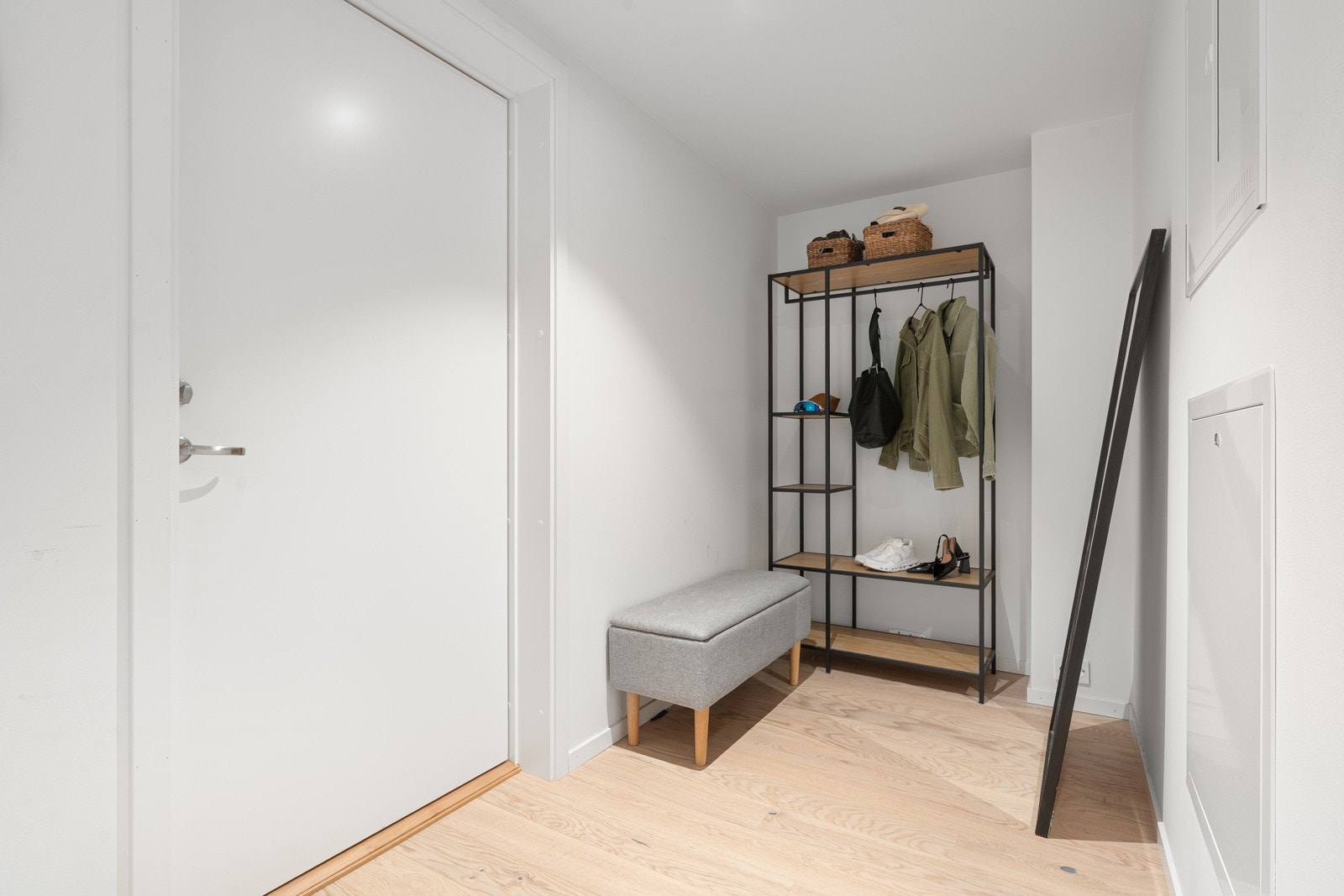Her er det rikelig med plass til både skostativ og praktisk oppheng av yttertøy.