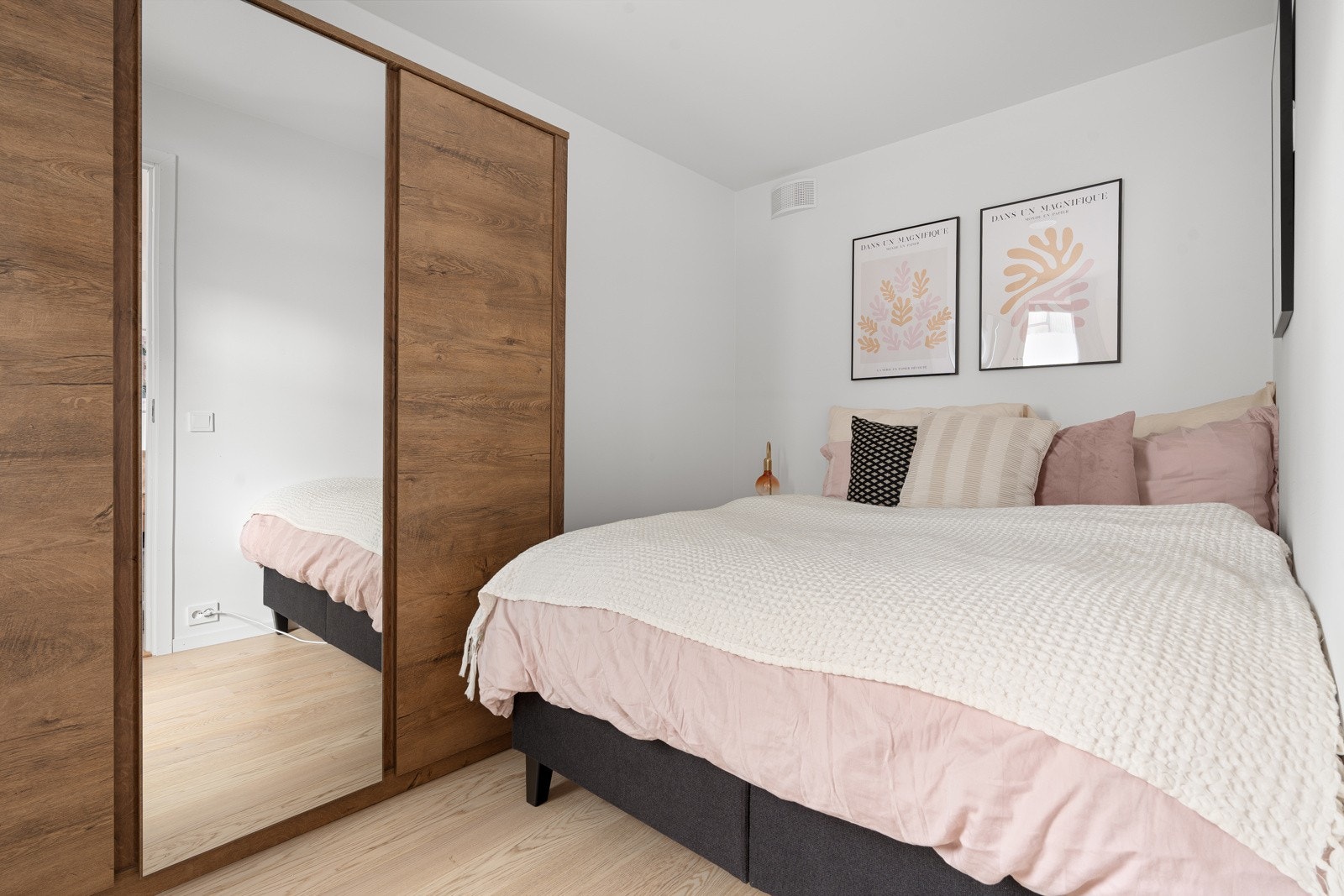 Soverommet fremstår luftig og har plass til dobbeltseng. Garderobe med masse oppbevaringsplass.