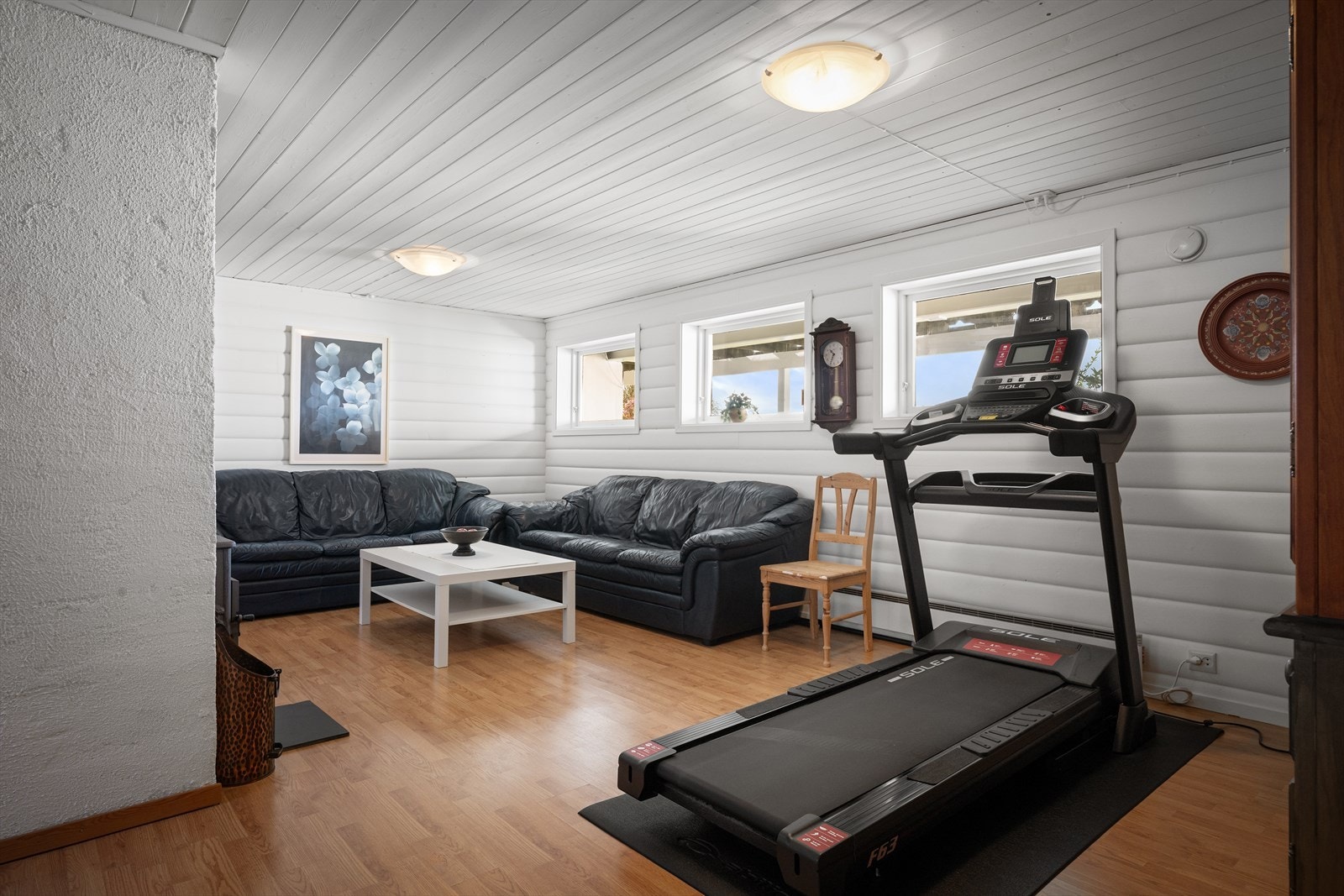En vedovn sørger for ekstra varme og hygge i kjellerstuen. Galleribilde