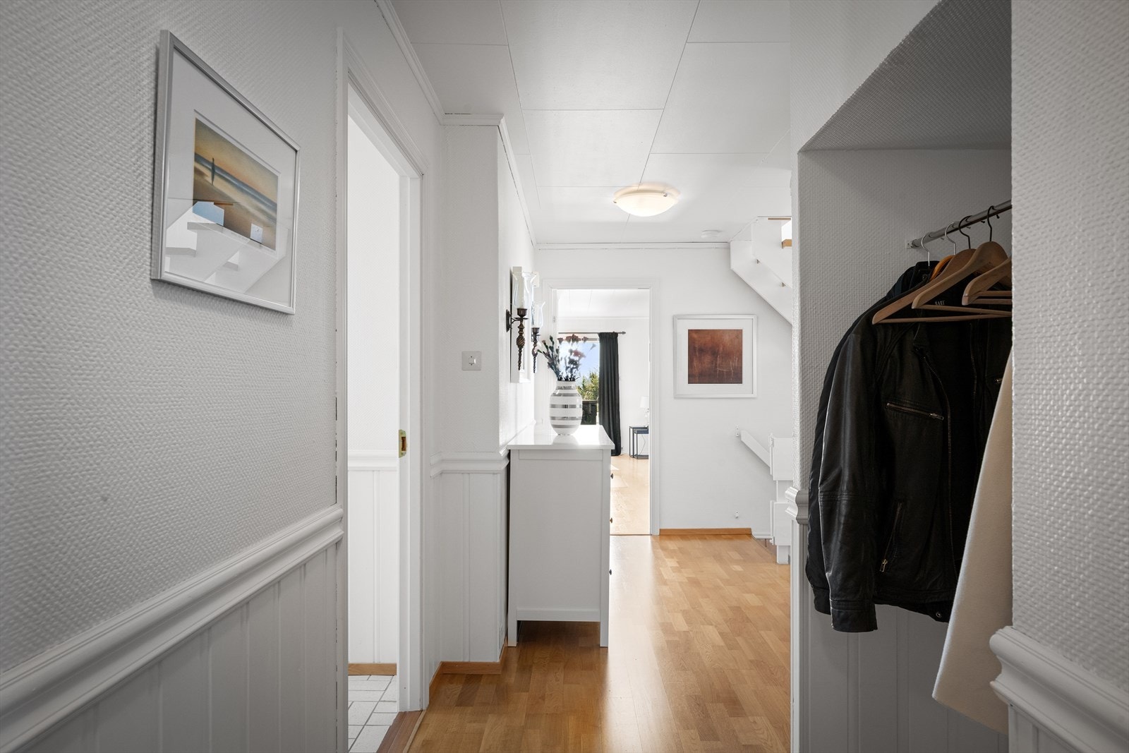 Gangen binder sammen rommene i hovedetasjen på en funksjonell måte. Galleribilde