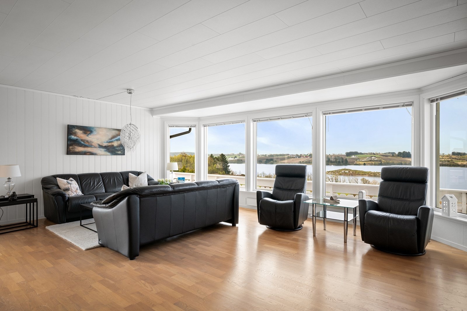 Vinduene i karnappet rammer inn den flotte utsikten over det omkringliggende landskapet. Galleribilde