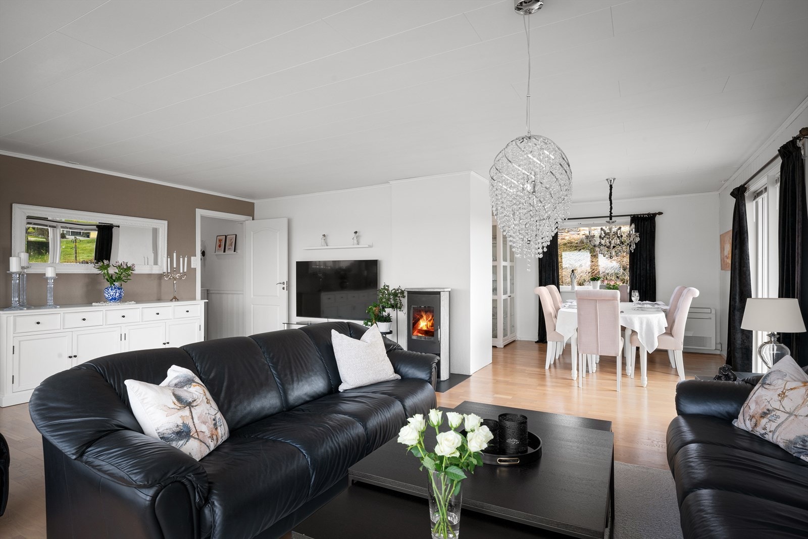 Stuen er romslig og gir god plass til både en stor sofagruppe og en egen spisedel. Galleribilde