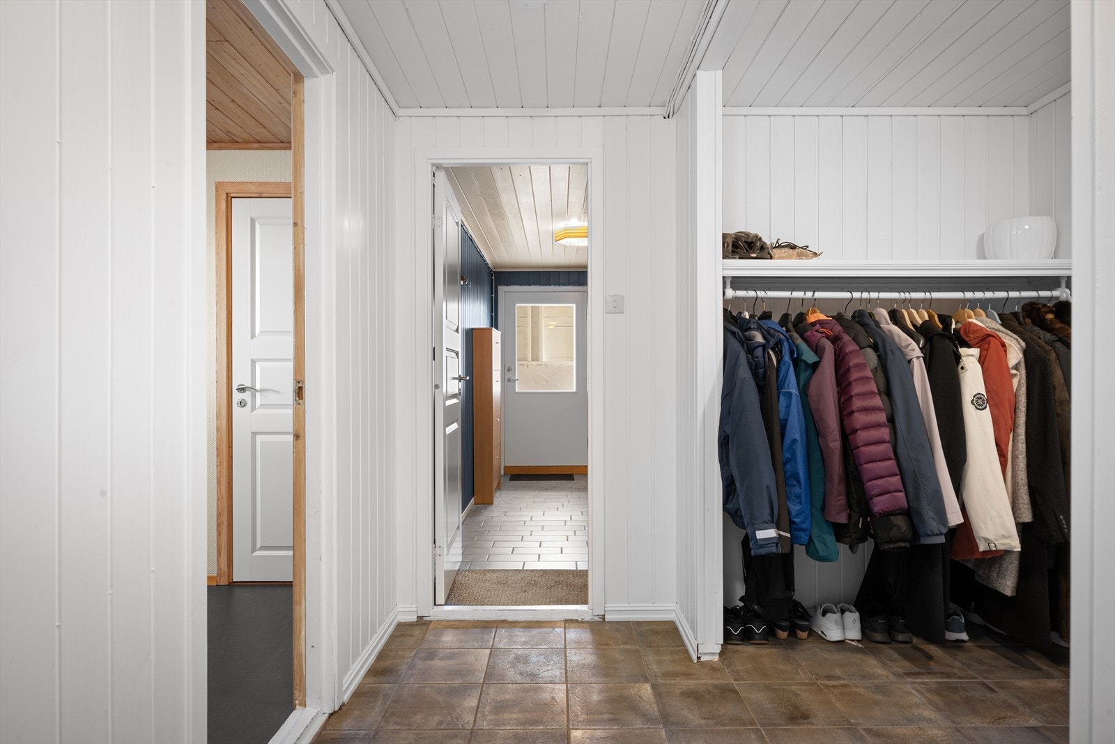 Underetasjen har egen inngang, noe som gir fleksible bruksmuligheter. Galleribilde