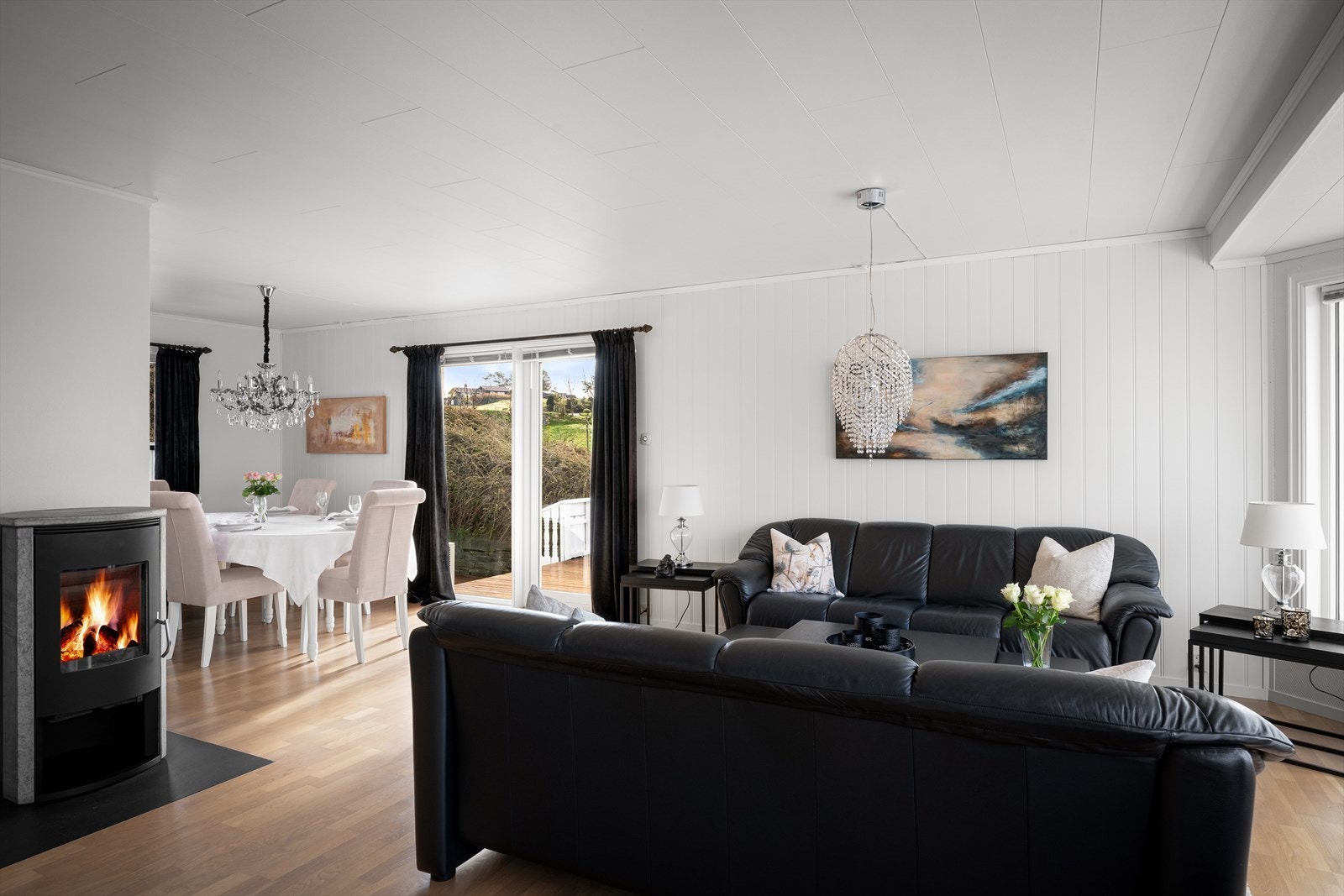 Rommet har en god plass til både sofakrok og spisestue Galleribilde