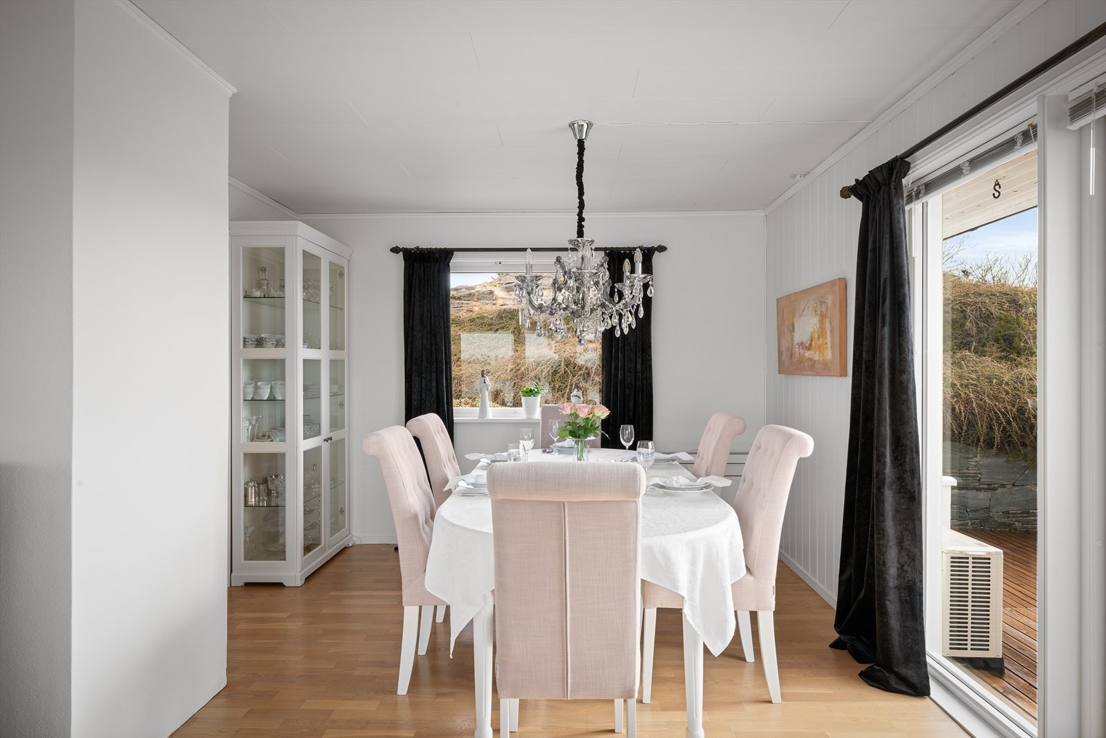 Fra spisestuen er det direkte utgang til en av boligens store terrasser. Galleribilde