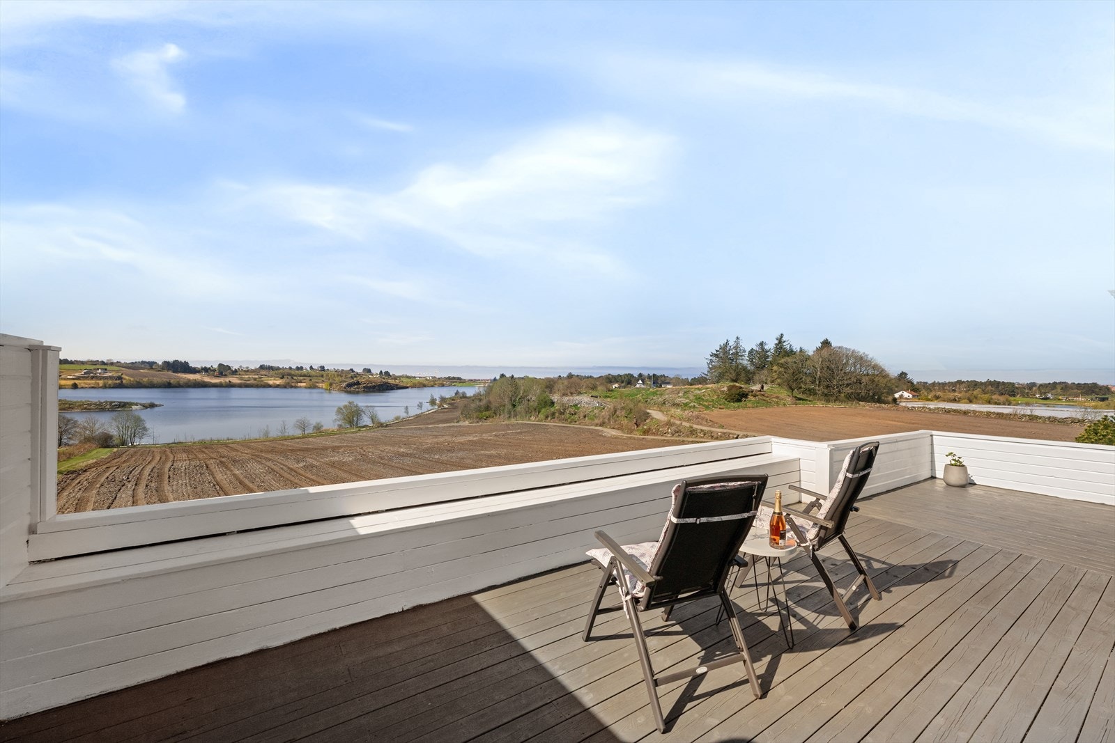 En perfekt uteplass for grilling, soling og sosiale sammenkomster. Galleribilde