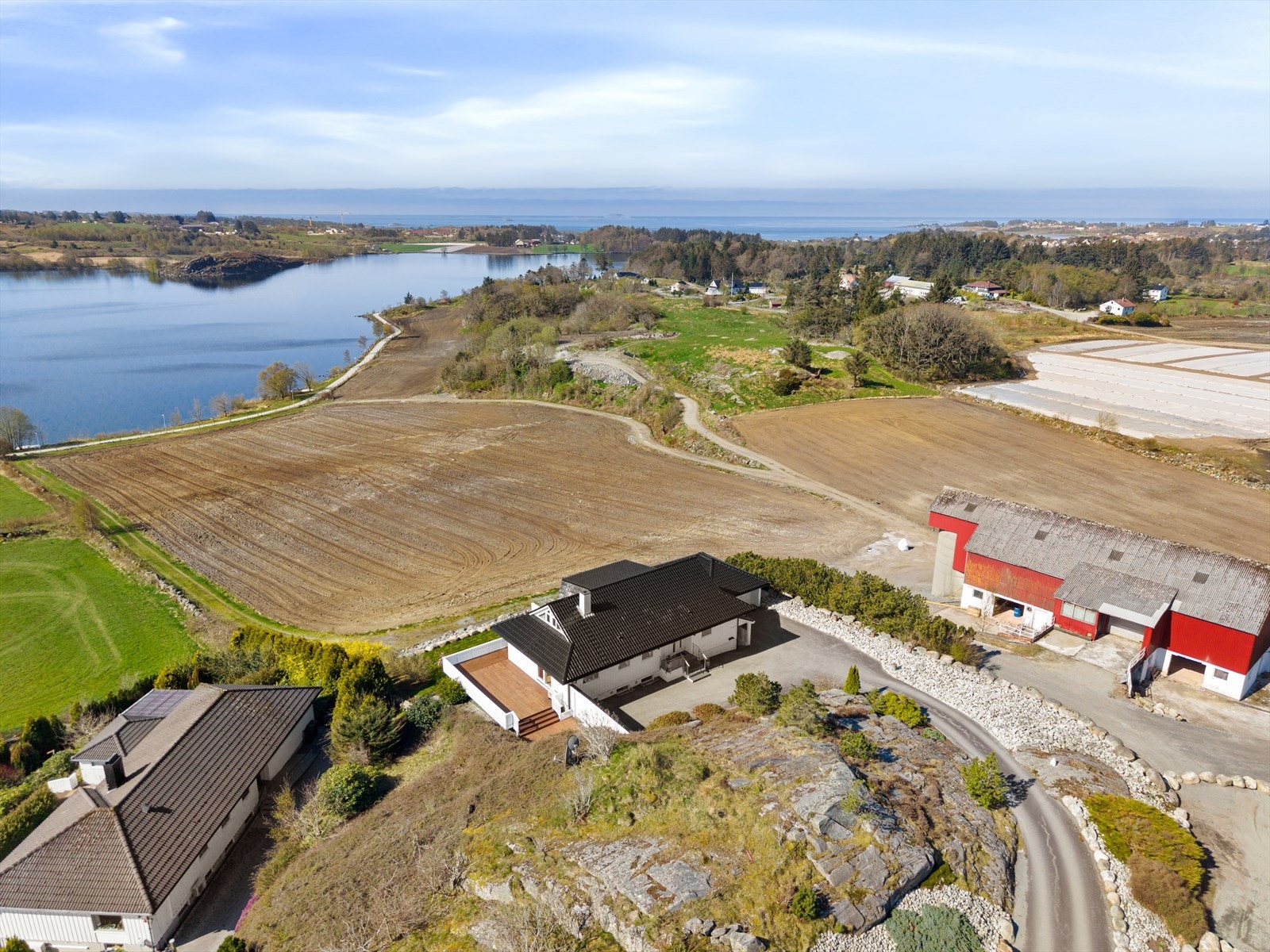 Beliggenheten gir en følelse av å bo på landet, samtidig som det er kort vei til bymessige tilbud. Galleribilde