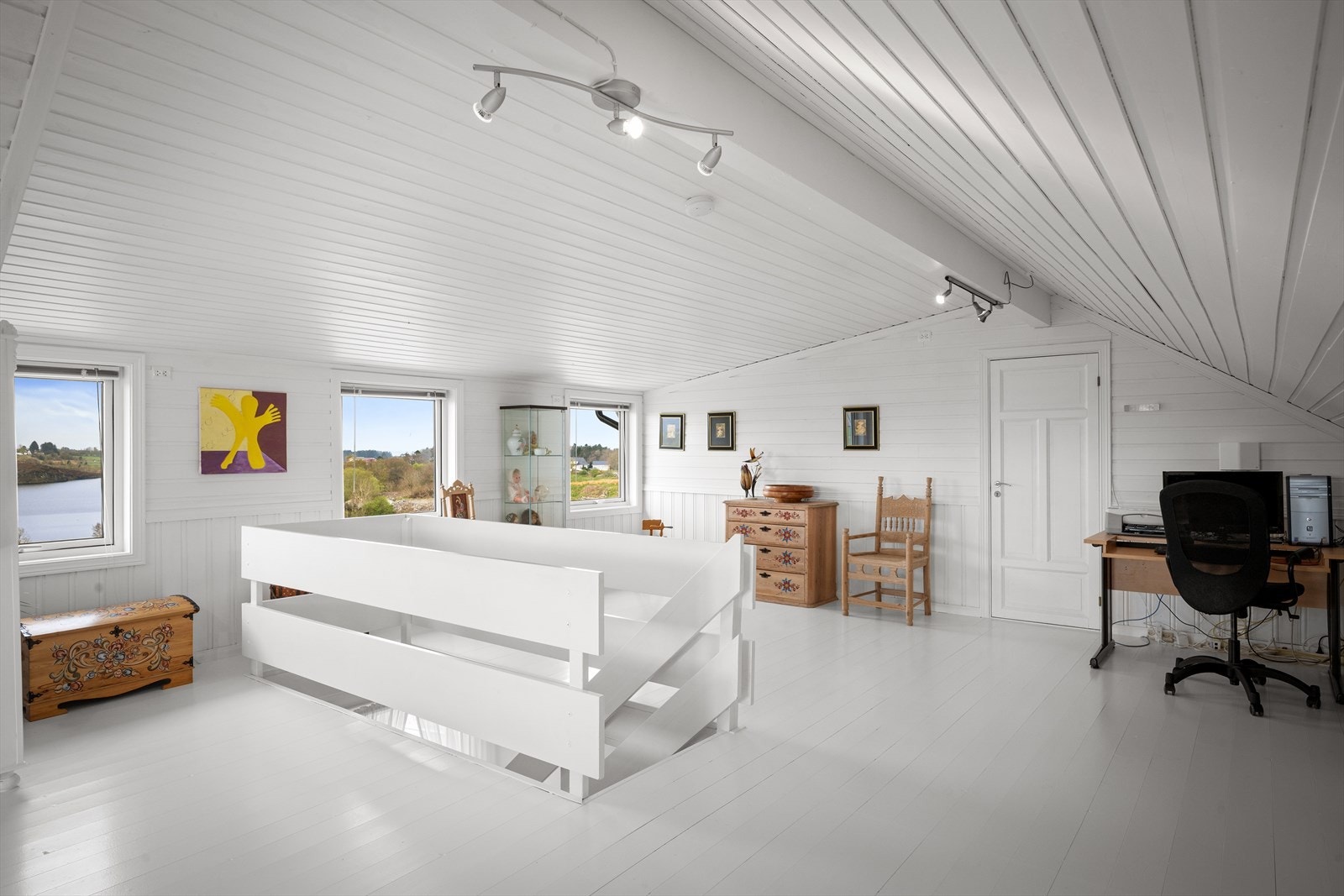 Med lyse overflater og god takhøyde er dette et perfekt ekstra oppholdsrom for familien. Galleribilde