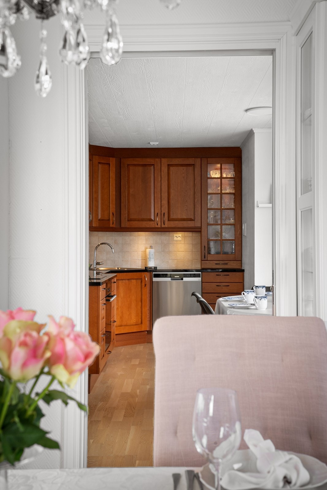 Fra spisestuen er det en åpen og sosial forbindelse inn til kjøkkenet. Galleribilde
