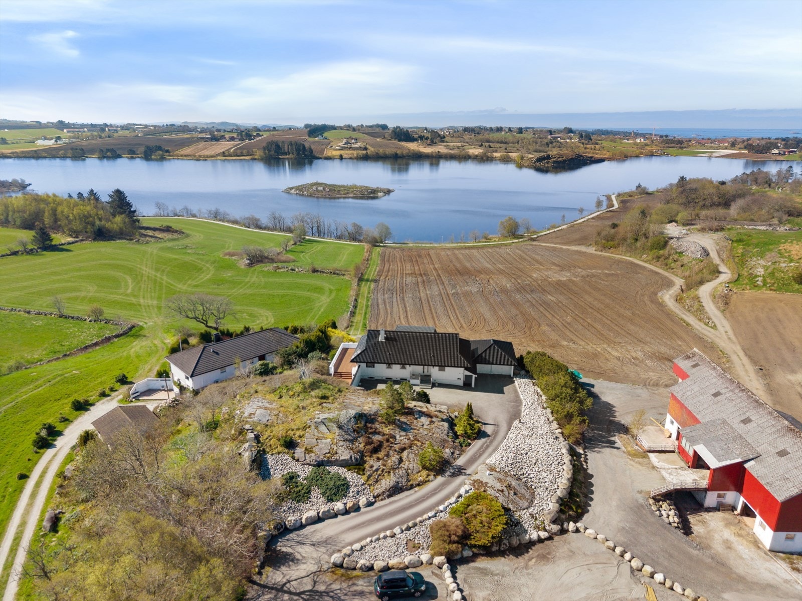 Unikt, landlig og solrik beliggenhet I Stor enebolig med panoramautsikt I 2 mål tomt I Dobbel garasje I Sjelden mulighet Galleribilde