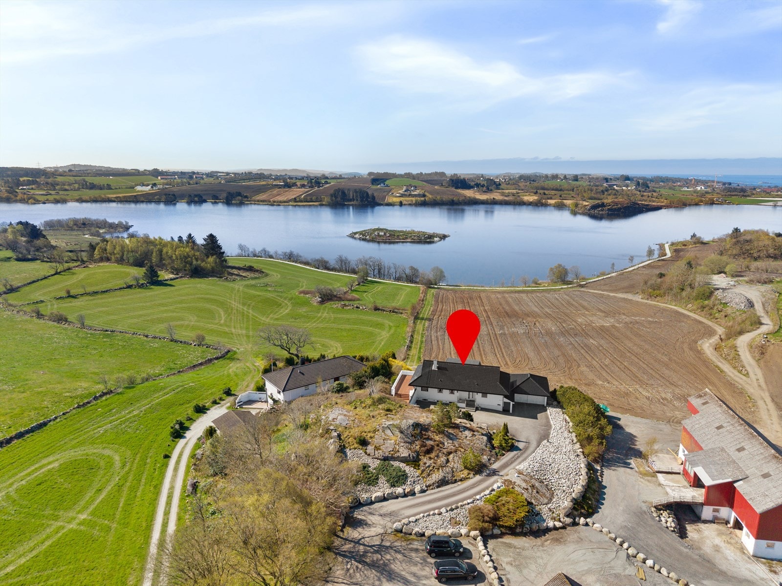 En eiendom som byr på en sjelden kombinasjon av plass, utsikt og landlig idyll. Galleribilde