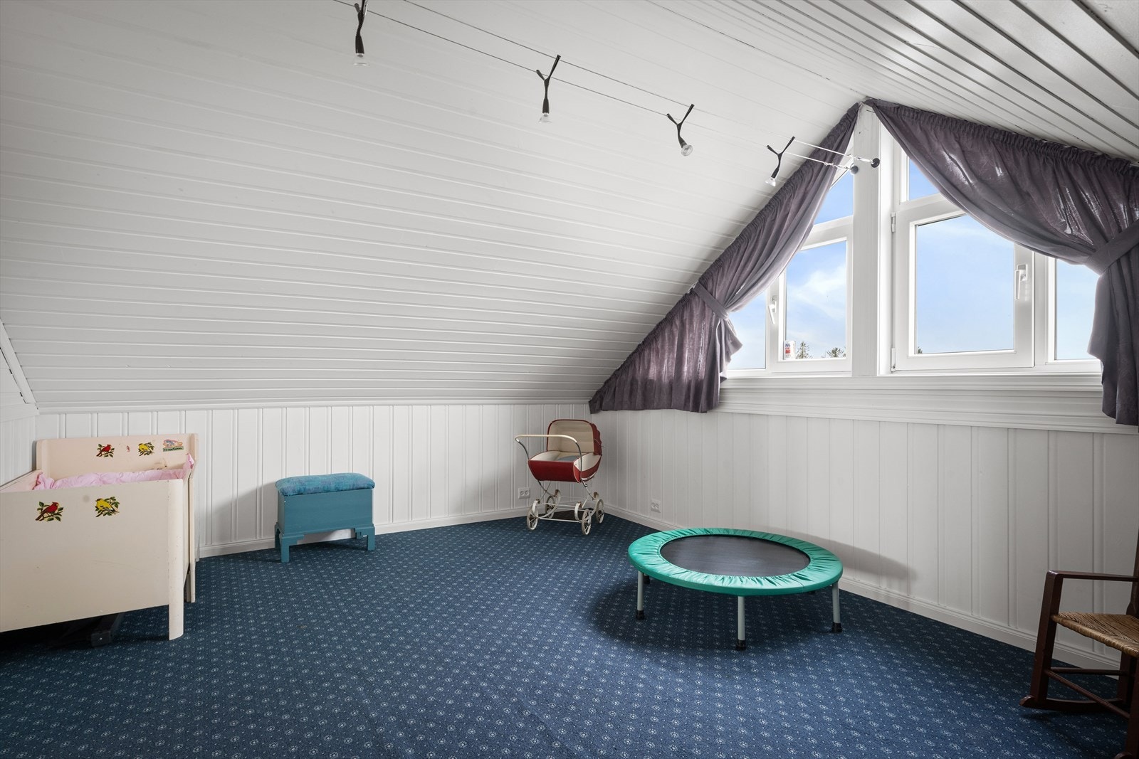 Soverommet på loftet er et sjarmerende rom med plass til lek og hvile. Galleribilde