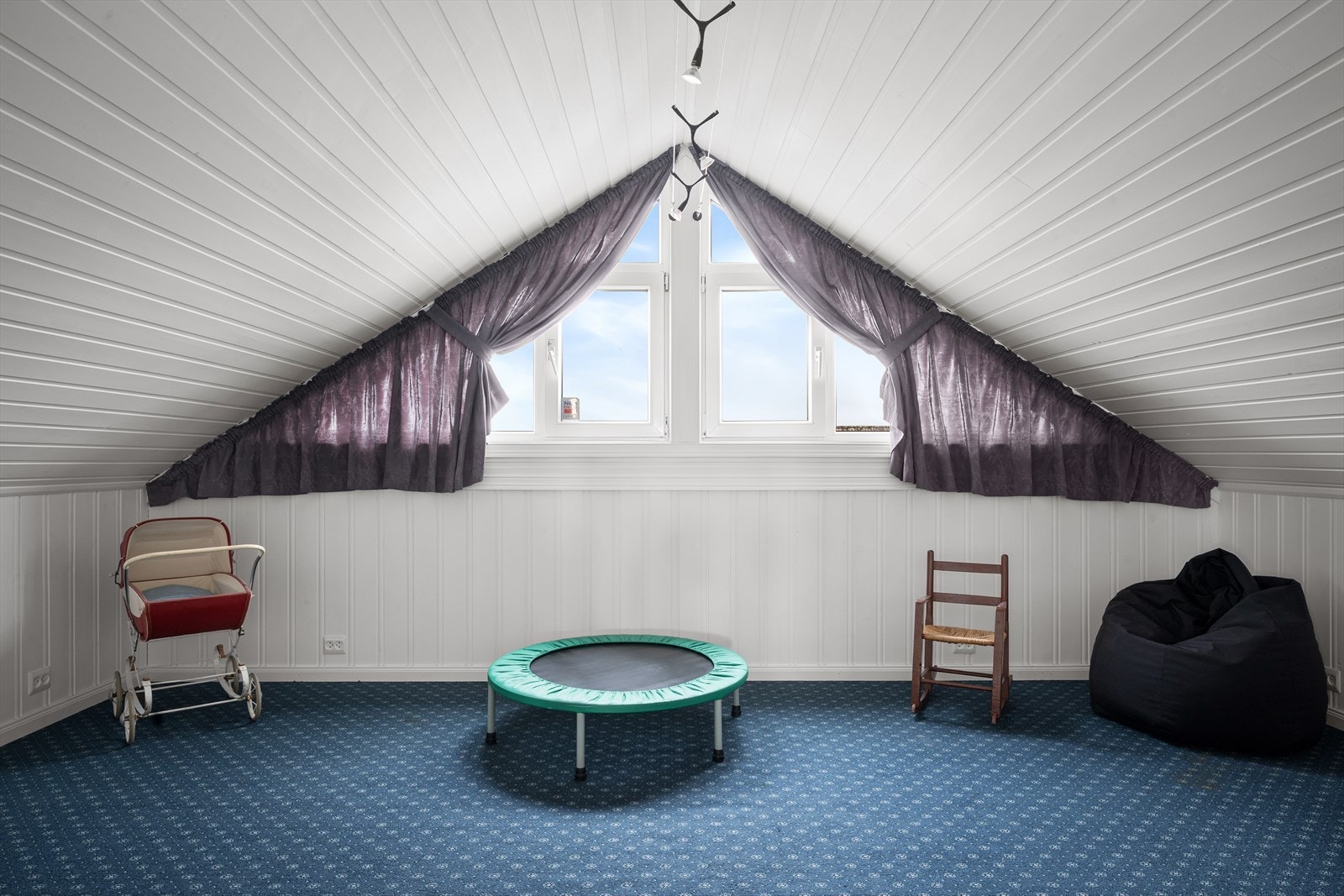 Vinduene i arken gir godt lys og en fin utsikt fra loftsetasjen. Galleribilde