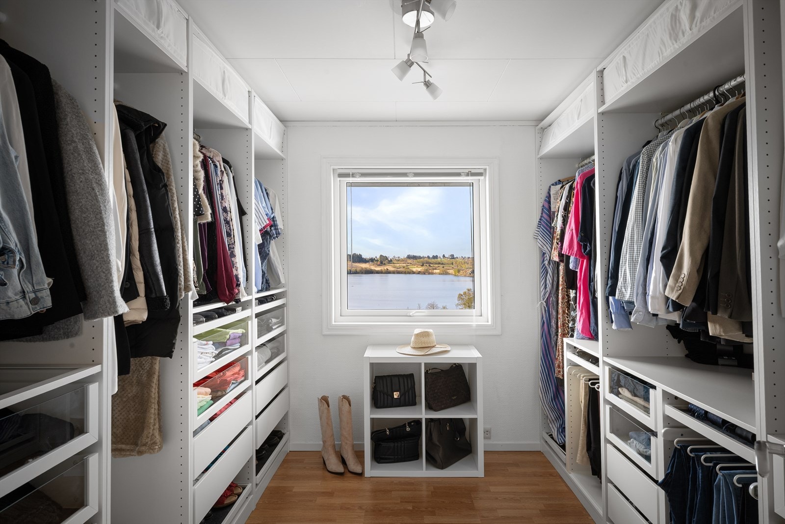 Et eget rom er innredet som en romslig walk-in-garderobe med smart hyllesystem. Galleribilde