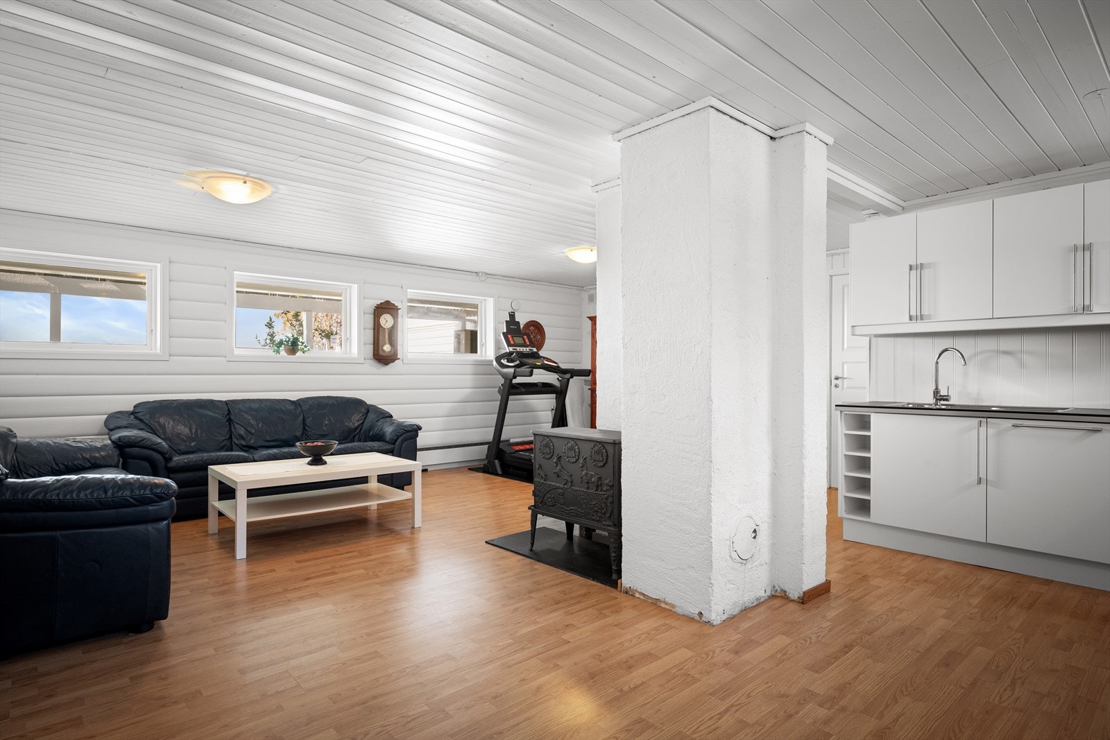 Kjellerstuen er et stort og anvendelig rom, komplett med eget kjøkken. Galleribilde