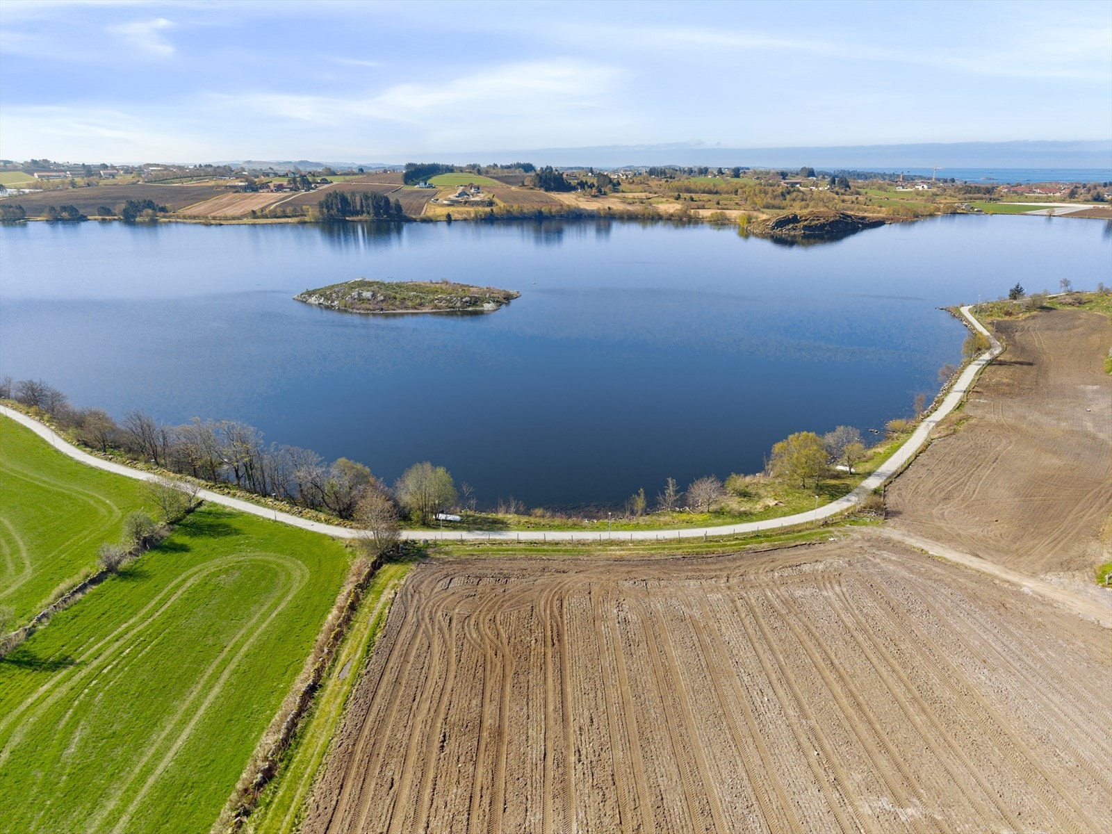 Turstien rundt Hålandsvatnet er lett tilgjengelig fra eiendommen. Galleribilde