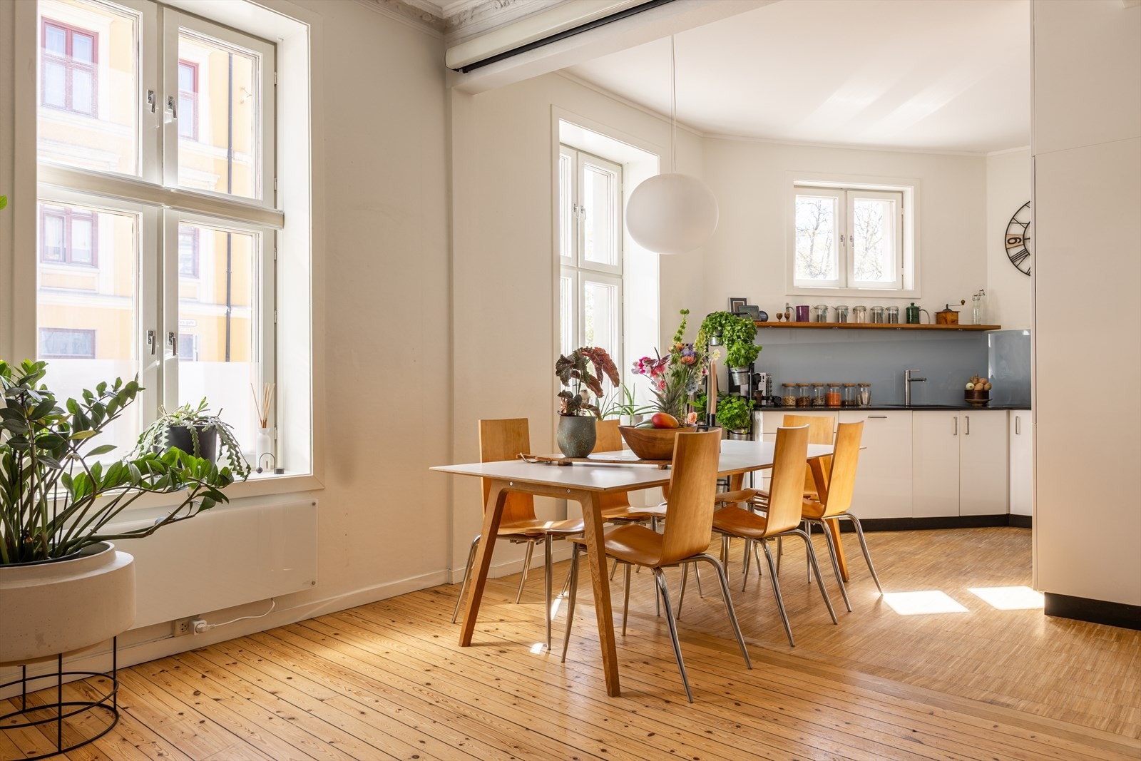 Kjøkken- og spiseområdet får godt lysinnslipp, med opplyste solforhold fra ca. 09-15 om sommeren iht. selger Galleribilde