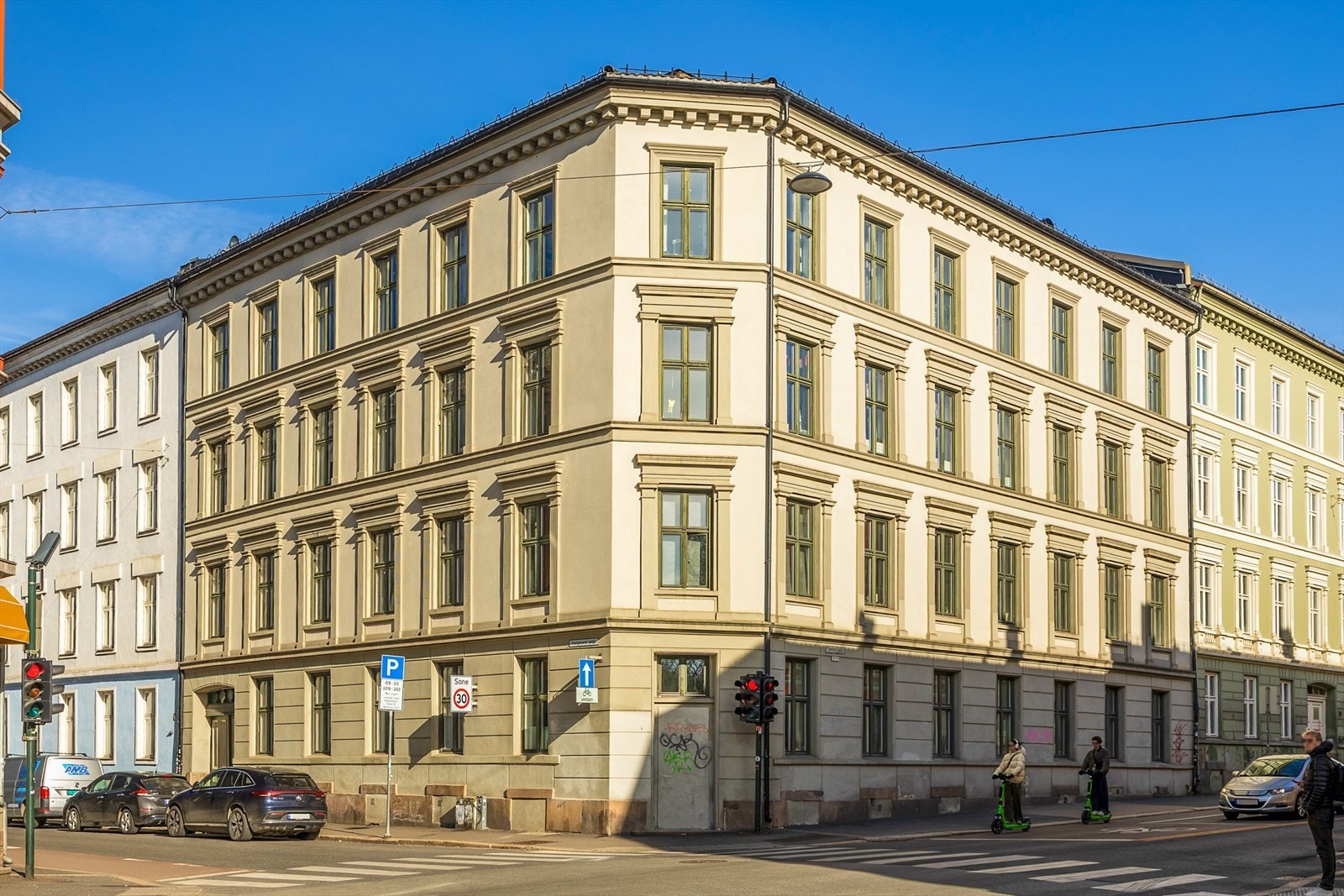 Bygården er oppført i 1881 og har murkonstruksjon med pussede fasader Galleribilde