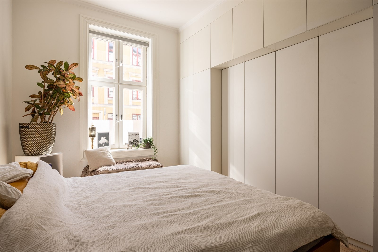 Soverom med fastmontert skap og plass til dobbeltseng Galleribilde