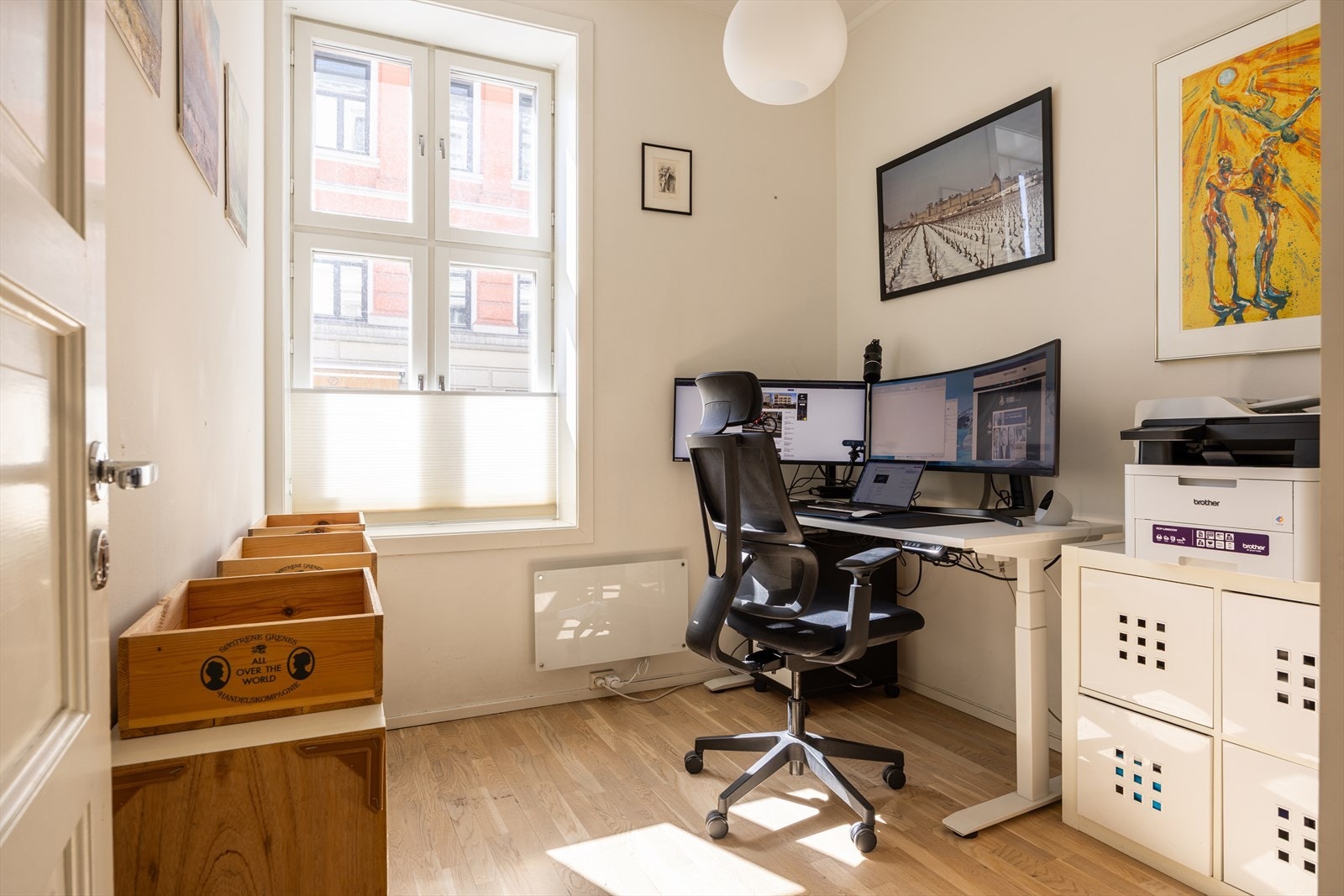 Fleksibelt soverom som i dag er innredet med arbeidsplass og oppbevaring Galleribilde