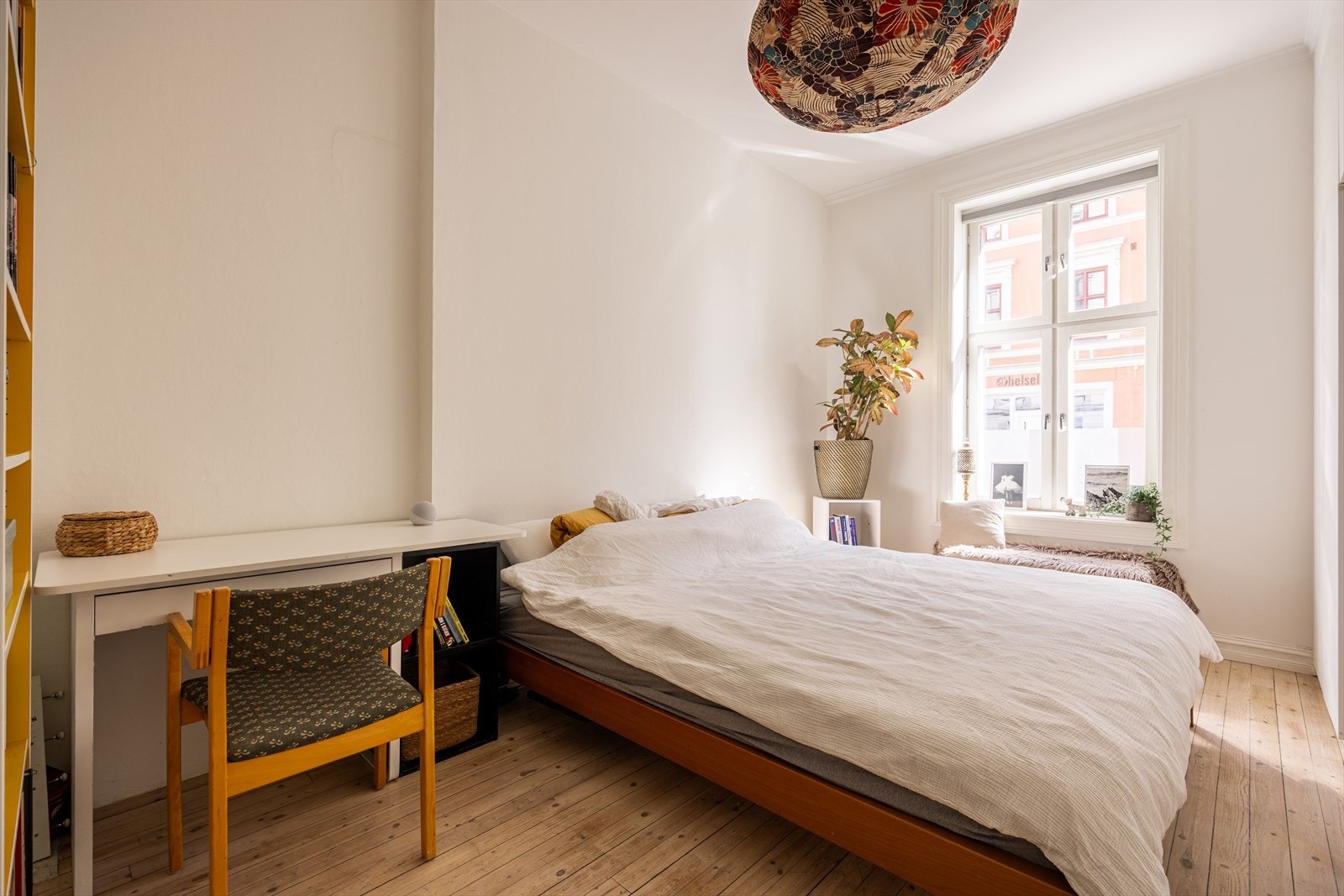 Hovedsoverom med plass til dobbeltseng, skrivebord og øvrig møblement Galleribilde